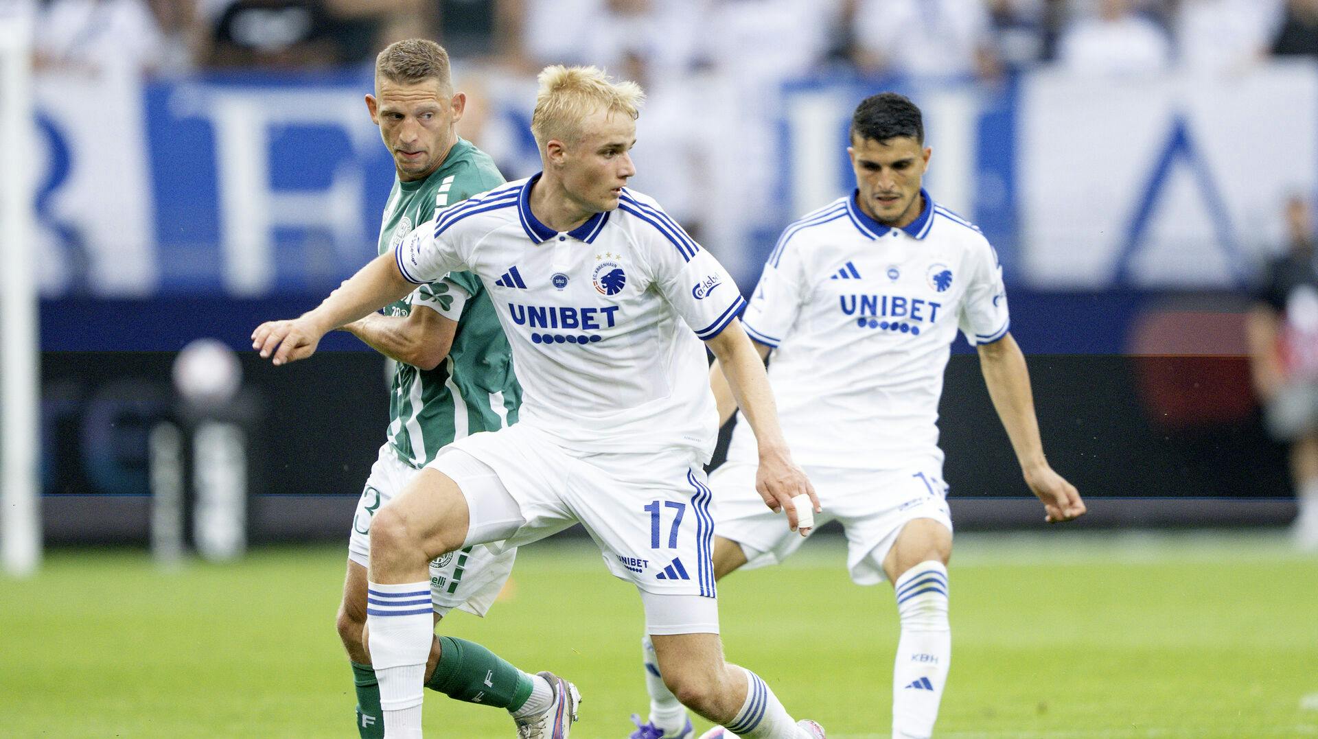 Victor Froholdt (i midten af billedet) tager nu afsked med FCK.