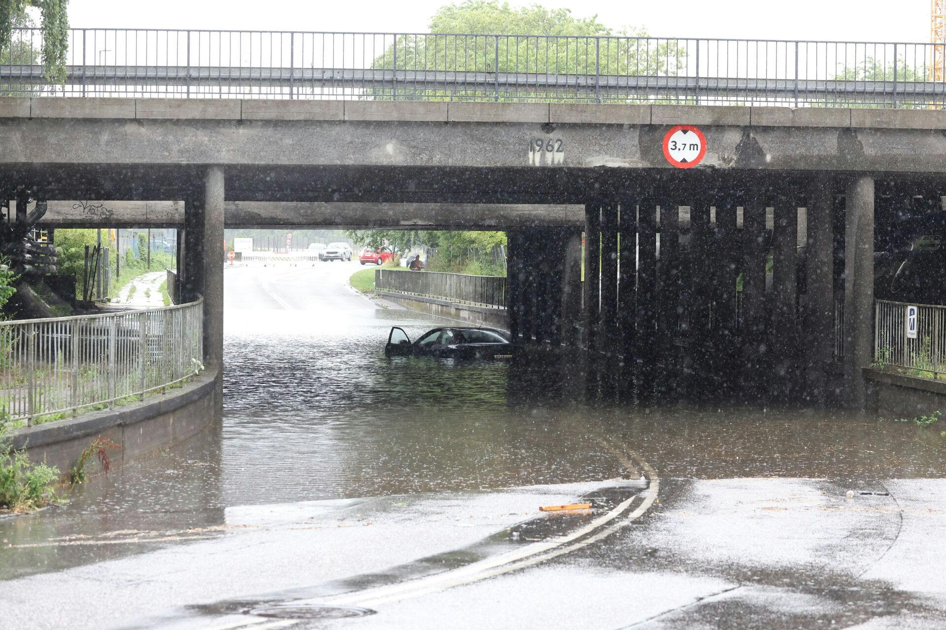 Her er vandet under en viadukt i Nykøbing Falster blevet en bils skæbne.