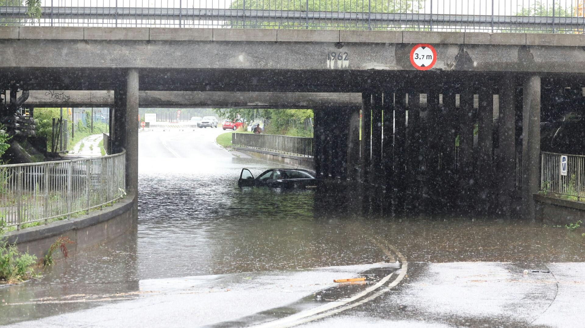 Her er vandet under en viadukt i Nykøbing Falster blevet en bils skæbne.