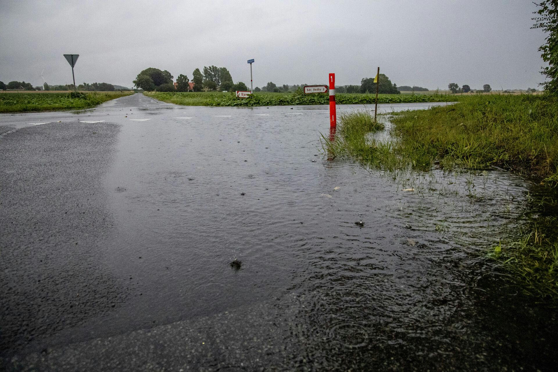 Det første dobbelte skybrud blev mandag målt her ved Bjørup på Falster.