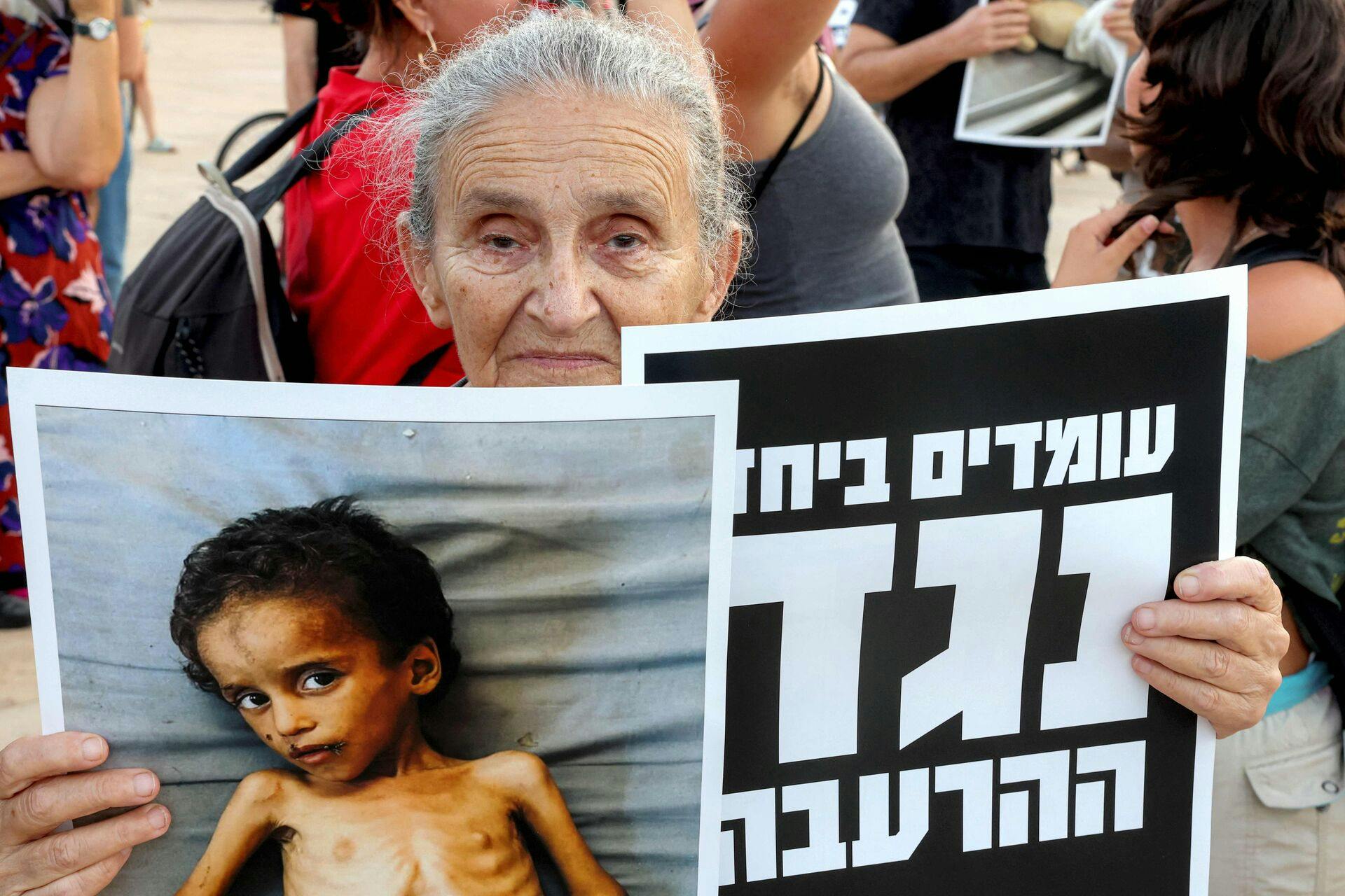 Her er det borgere i Tel Aviv, der protesterer i forsøget på at råbe den israelske regering op.