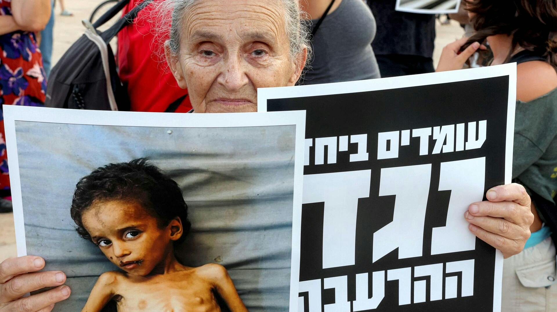 Her er det borgere i Tel Aviv, der protesterer i forsøget på at råbe den israelske regering op.