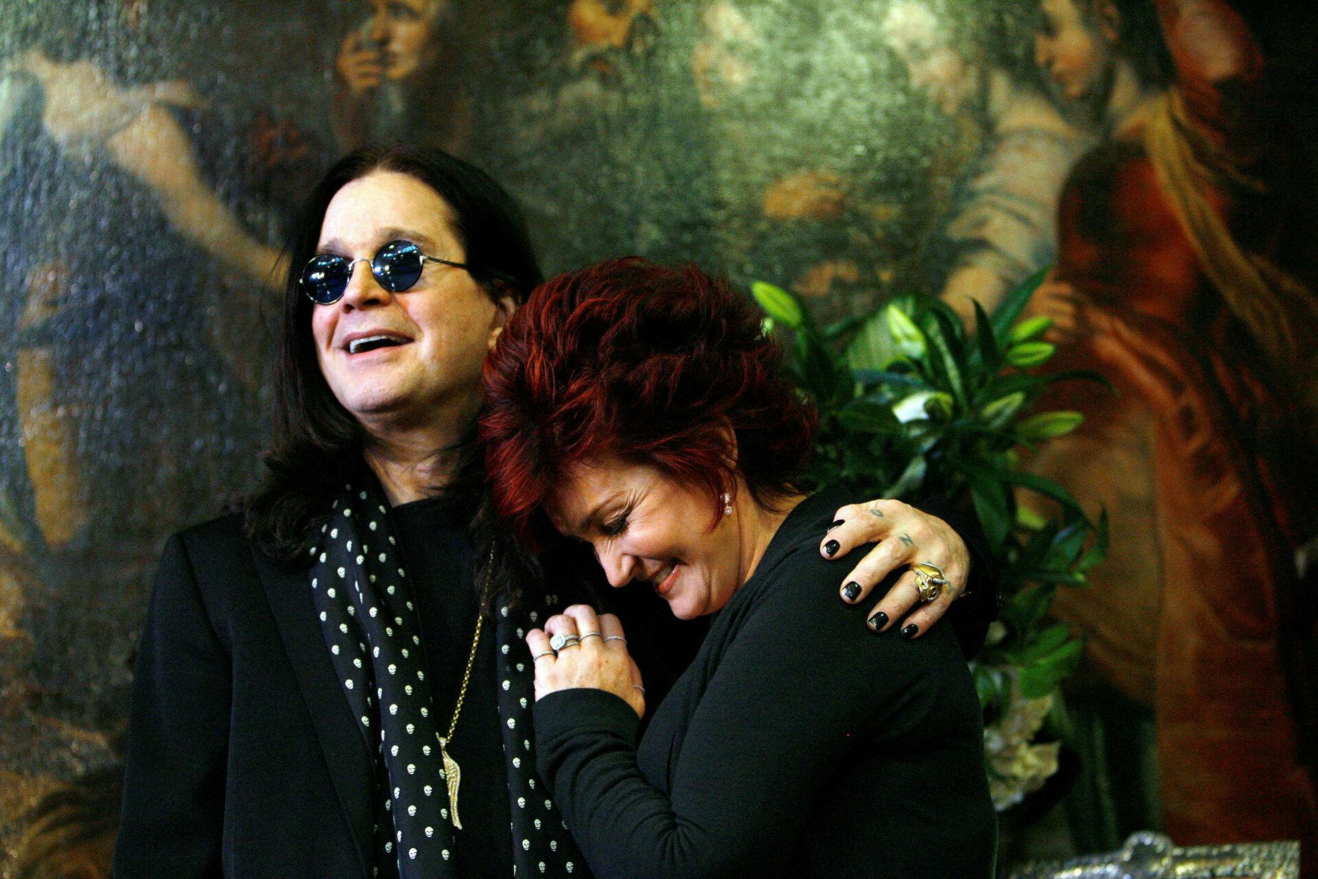 Ozzy og Sharon Osbourne ses her sammen i Beverly Hills i 2007, hvor de solgte ud af deres ejendele. Tirsdag døde han, 76 år gammel, med hende og flere af børnene ved sin side.