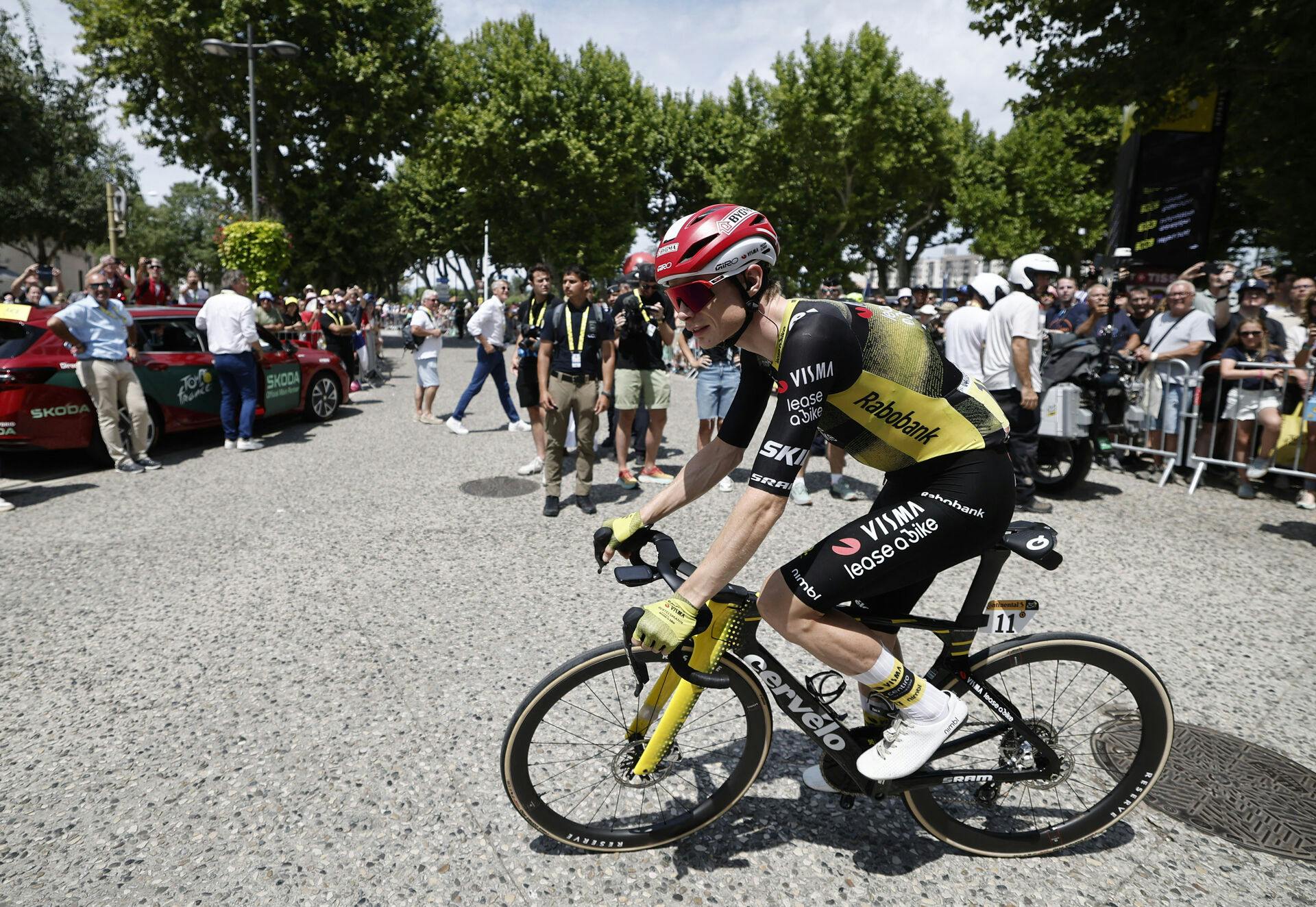 Fotografen, der var skyld i uheldet, har nu været ovre ved Vingegaards holdbus og sige undskyld.