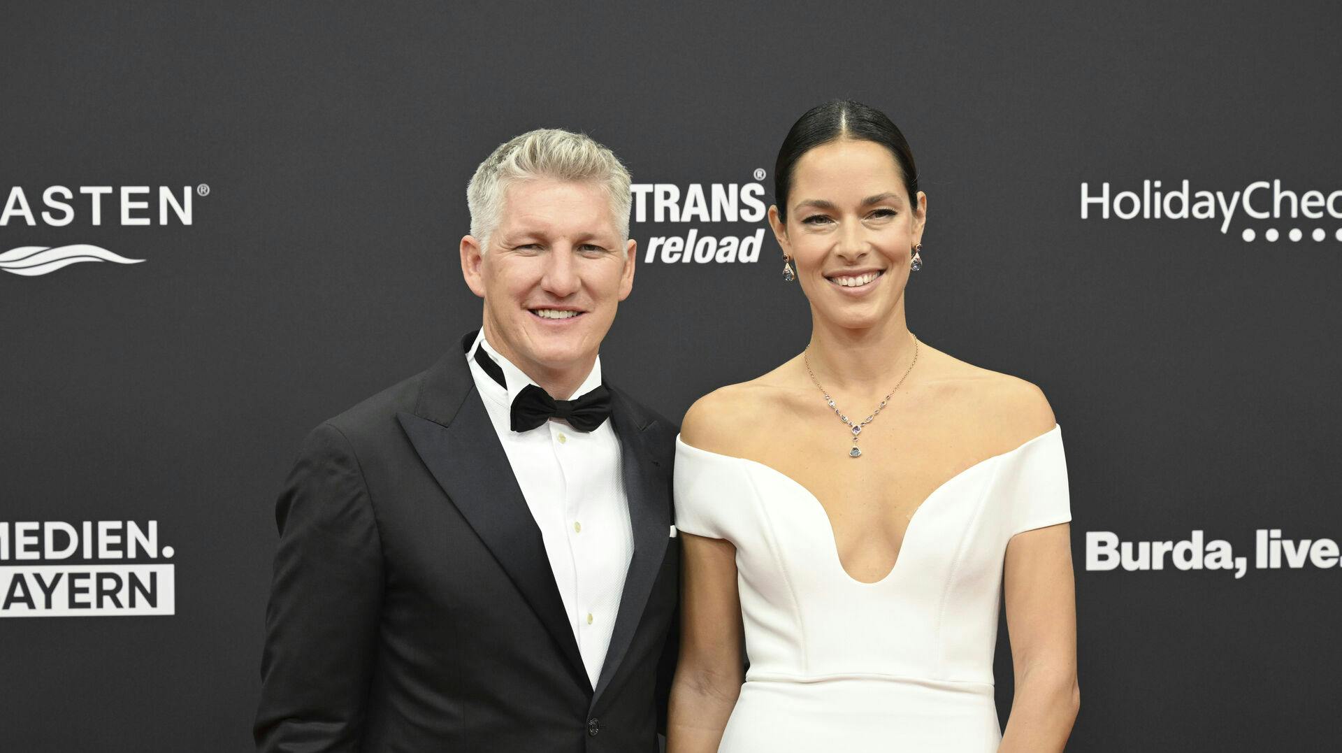 Bastian Schweinsteiger og Ana Ivanovic kommer ikke til at stå at holde om hinanden på den røde løber mere. De to er nemlig blevet skilt.
