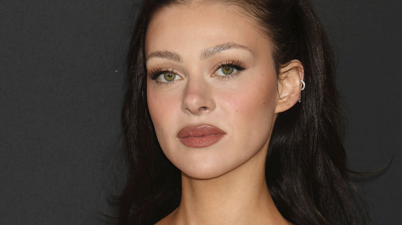 Nicola Peltz smider alt tøjet på ferien.