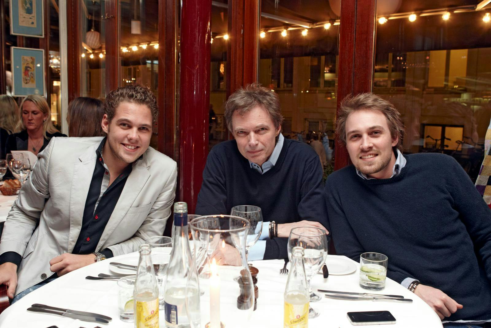 Klaus Riskær omgivet af sønnerne Frederik, 36, og Christian, 38. De er begge med i ledelsen af familiefirmaet Reboot ApS.