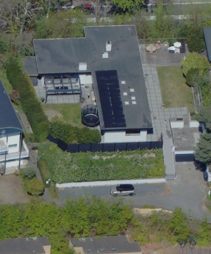 Det er denne villa for enden af en blind vej, som Riskærs søn netop har solgt.