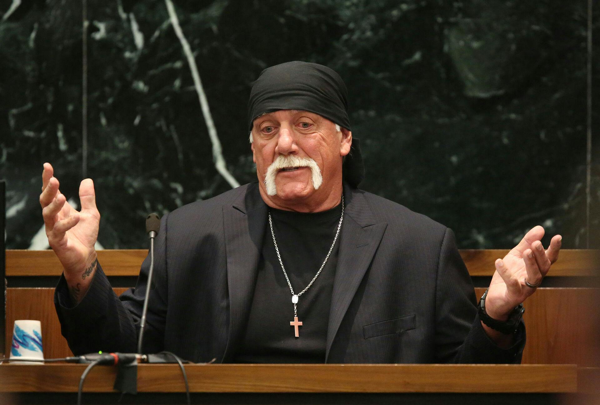 Hulk Hogan vidner i retten under sin retssag mod Gawker Media i St. Petersburg, Florida den 8. marts 2016.
