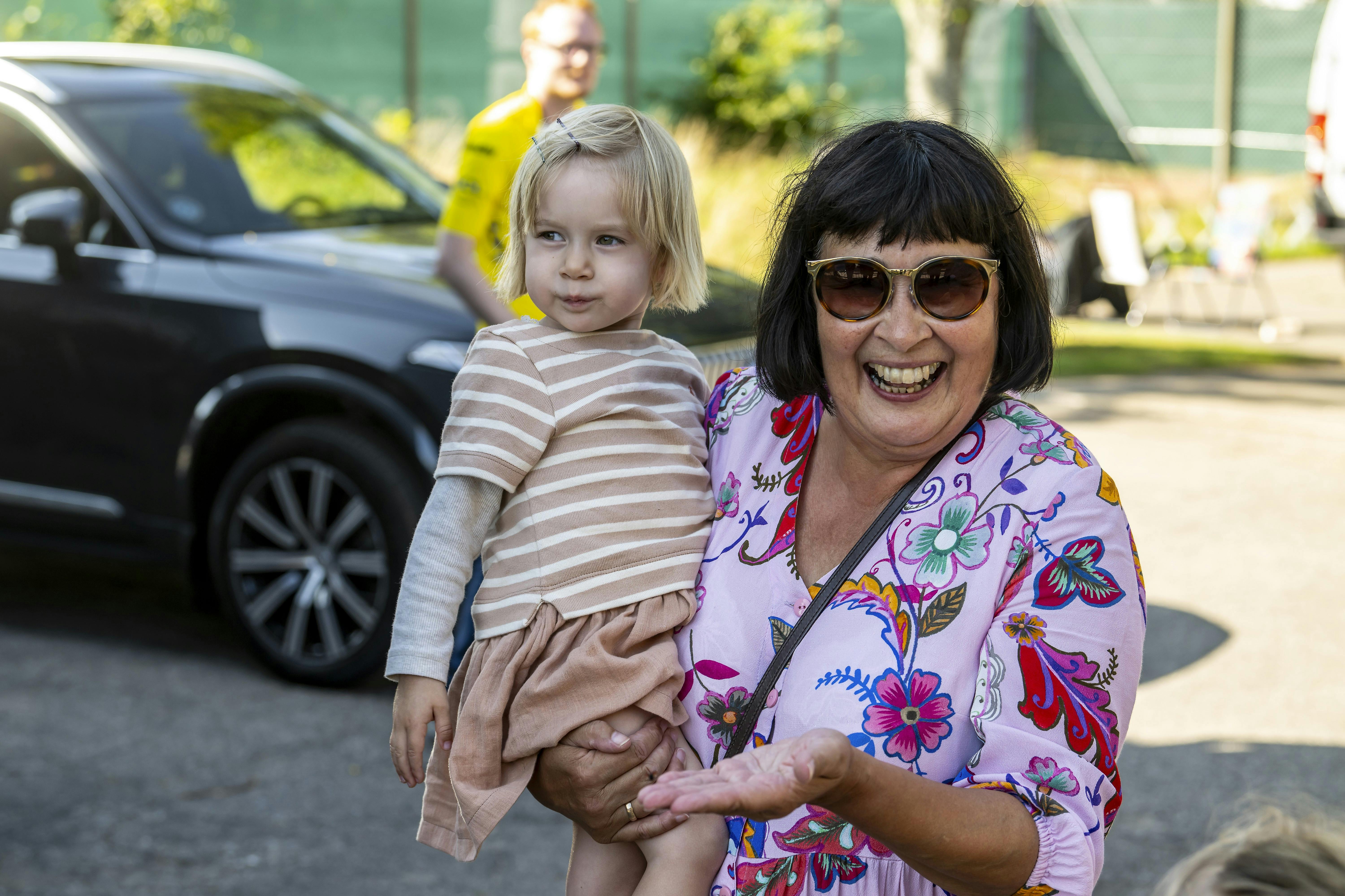 Rosa Kildahl er taget til Frankrig for at støtte Jonas Vingegaard. Hvornår Trine komme vides ikke, og heller ikke om børnene Frida og Hugo kommer med.