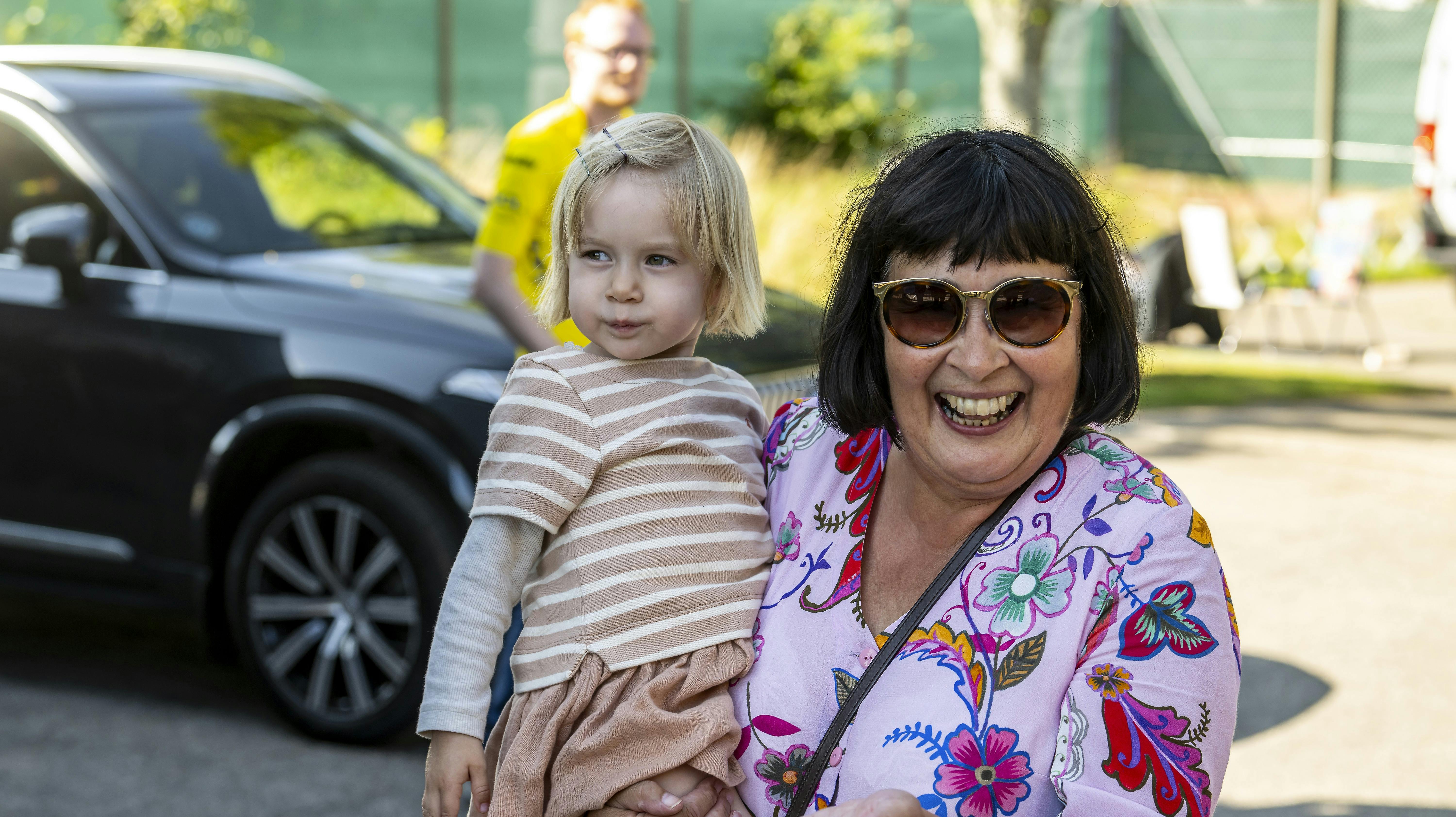 Rosa Kildahl er taget til Frankrig for at støtte Jonas Vingegaard. Hvornår Trine komme vides ikke, og heller ikke om børnene Frida og Hugo kommer med.