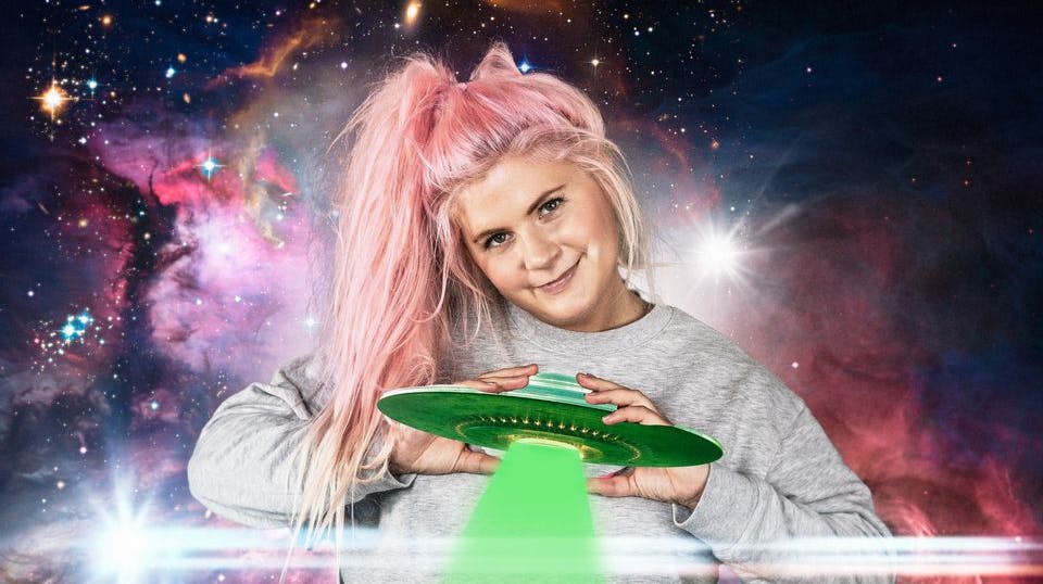 Line Elvsåshagen-Resell vendte for en kort bemærkning tilbage som vært i 2022, med podcasten "Ukjent: Er det noen der ute?".