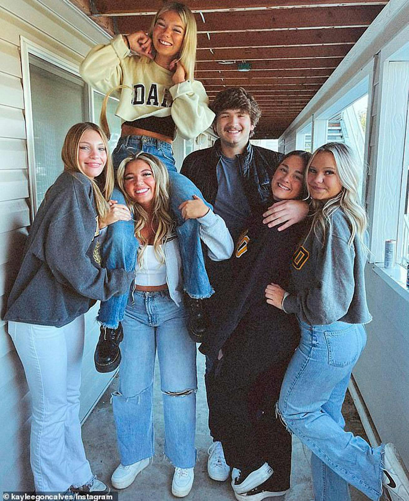 Kaylee Goncalves, 21, (tv. i hvid bluse), Madison Mogen, 21, (på Kaylees skuldre), Ethan Chapin, 20, og Xana Kernodle, 20, (th. i mørk bluse) blev alle stukket ihjel af den bestialske morder.