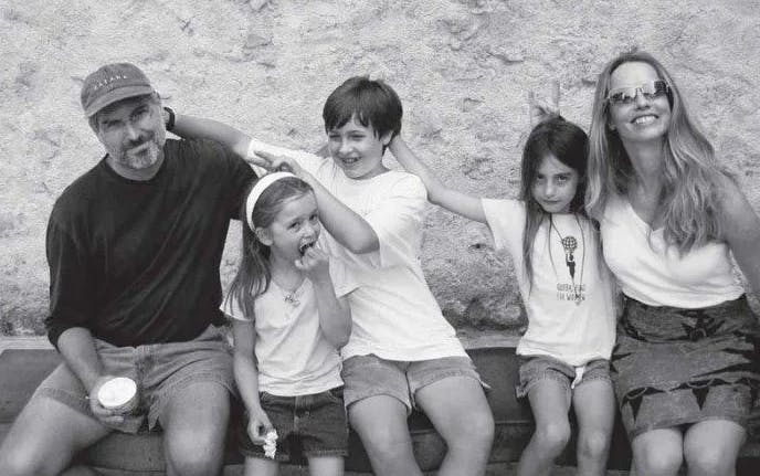 Steve Jobs sammen med sine børn Eve, Reed og Erin samt hustruen Laurene Powell før tech-ikonets død i 2011.
