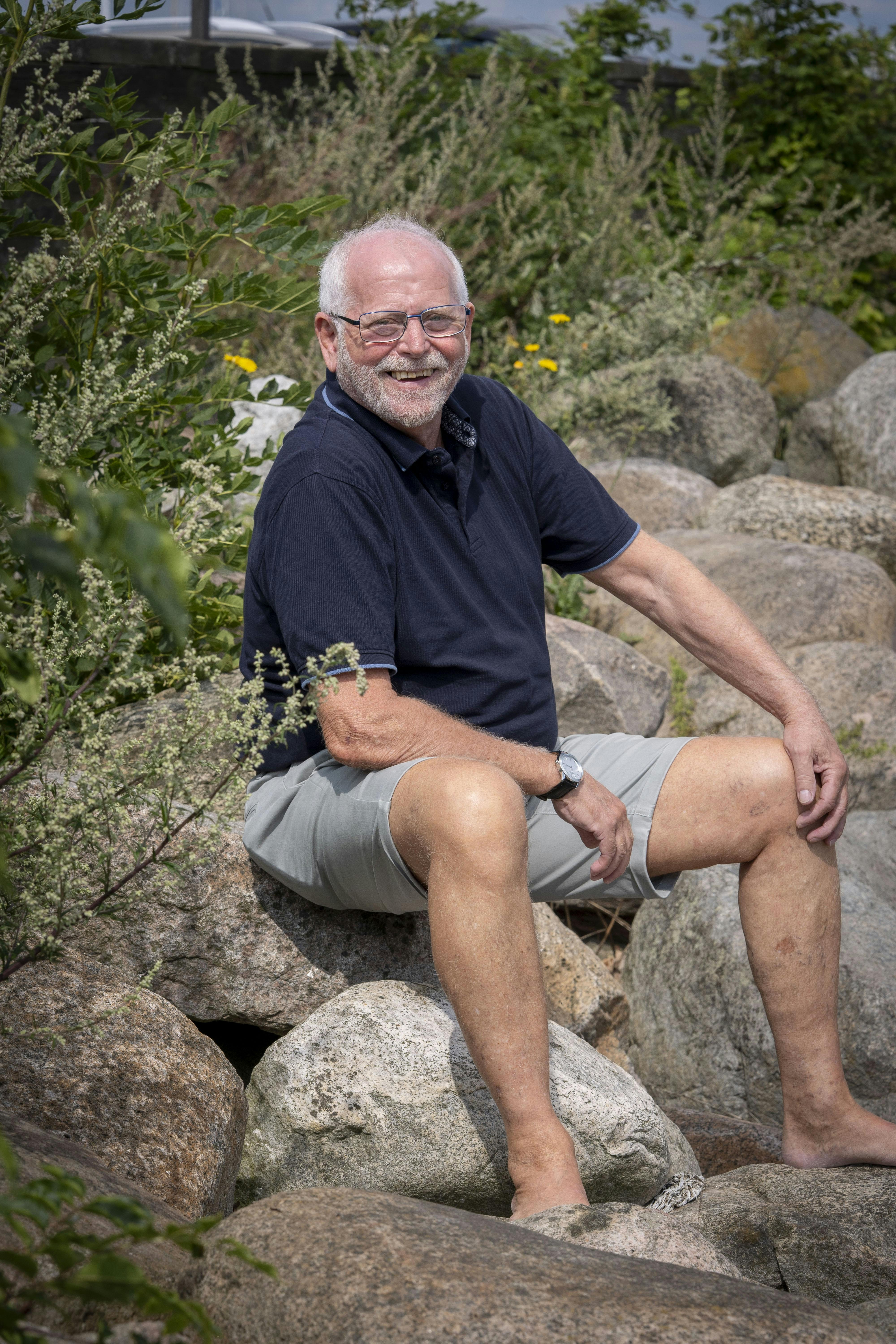 Hans har boet på Amager det meste af sit liv. – Amager blev jo kaldt ”Lorteøen” i tidernes morgen. I dag er det Danmarks diamanthule. Alle vil bo herude. Alle fra Rungsted flytter hertil. Vi har det hele! Jeg elsker Amager, fastslår han.