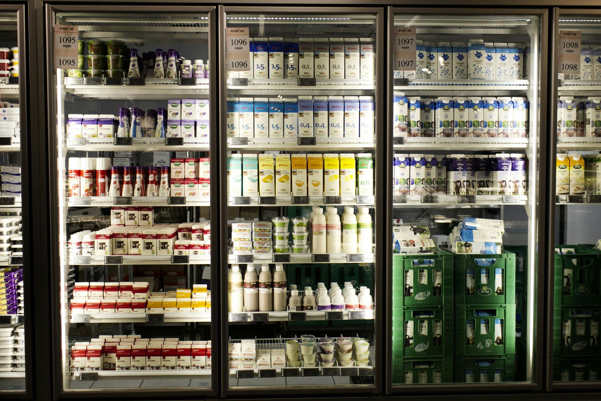(ARKIV) Mejeriprodukter i Kvickly. Fødevareproducenter bruger bevidst emballagen til at signalere, at en fødevare eksempelvis er sund, eksklusiv eller bæredygtig. ** Historierne er klausuleret til lørdag. Fakta følger. Artiklerne udsendes til PFS-kunder mandag. Denne nyhed må publiceres digitalt bag paywall fra d. 25/08/2018 06:00 **. (Foto: Katrine Emilie Andersen/Ritzau Scanpix)