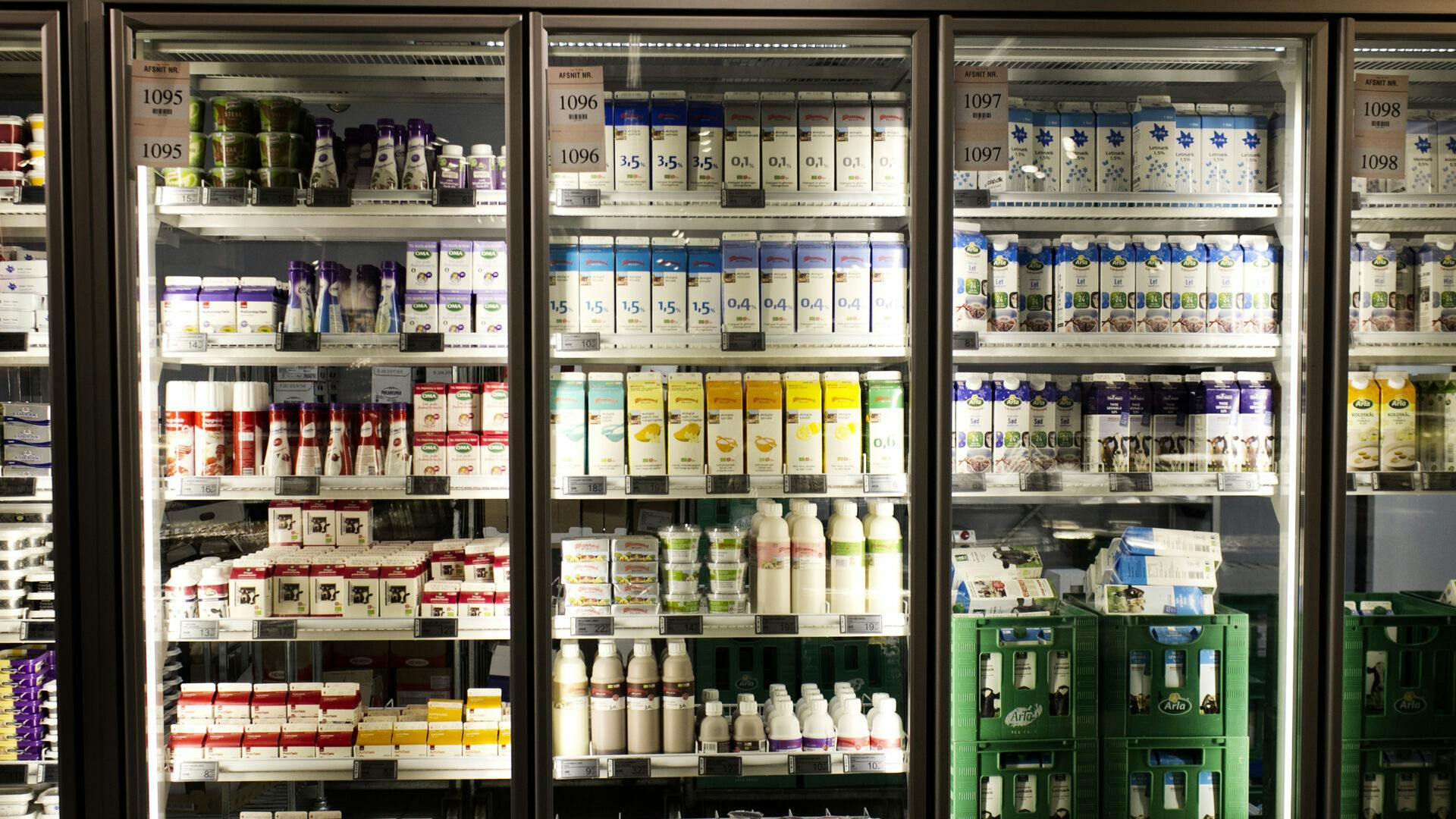 (ARKIV) Mejeriprodukter i Kvickly. Fødevareproducenter bruger bevidst emballagen til at signalere, at en fødevare eksempelvis er sund, eksklusiv eller bæredygtig. ** Historierne er klausuleret til lørdag. Fakta følger. Artiklerne udsendes til PFS-kunder mandag. Denne nyhed må publiceres digitalt bag paywall fra d. 25/08/2018 06:00 **. (Foto: Katrine Emilie Andersen/Ritzau Scanpix)