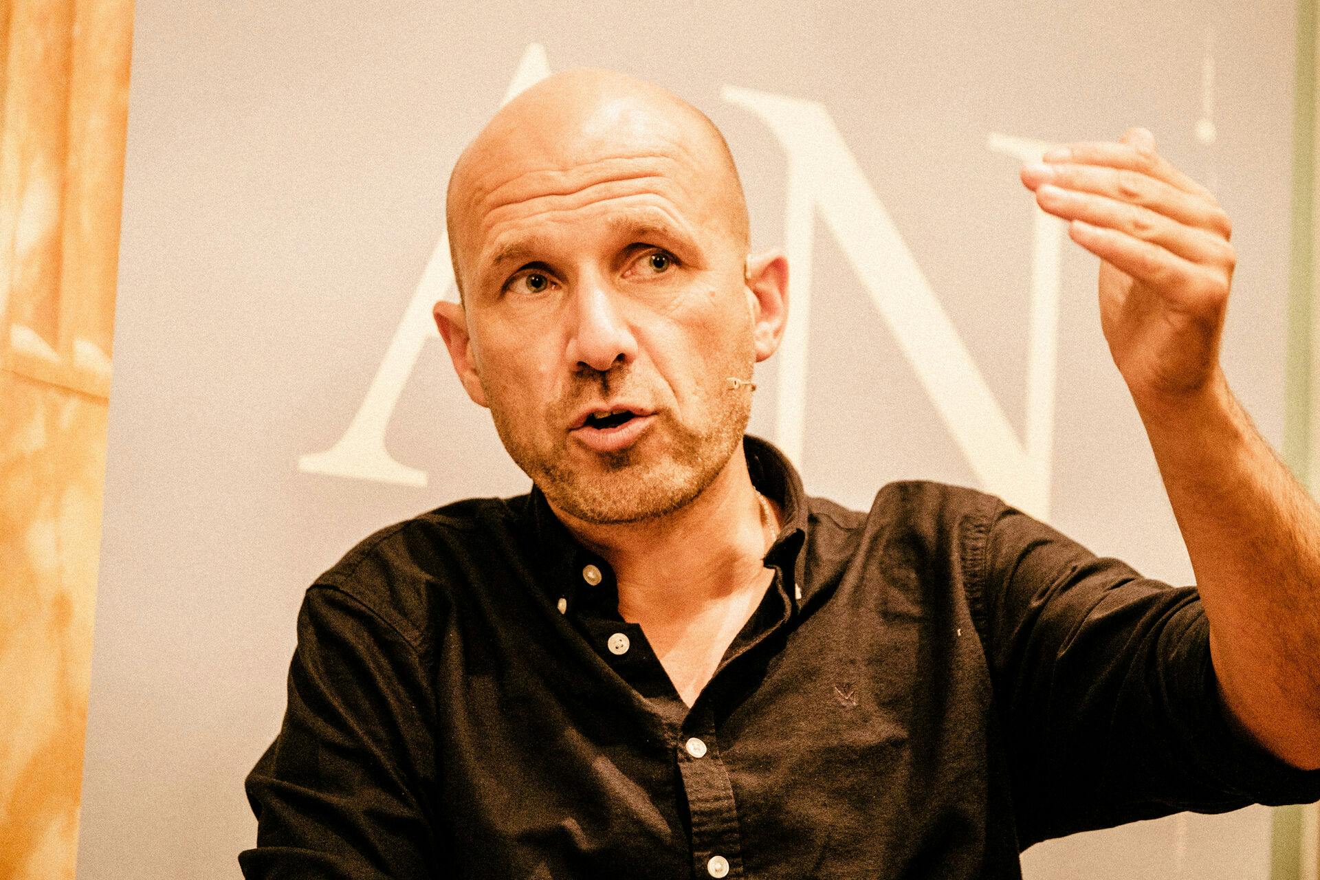 Radio- og tv-vært Adam Holm stopper pludseligt på DR efter 20 år. Det skriver han nu på sin Facebook.