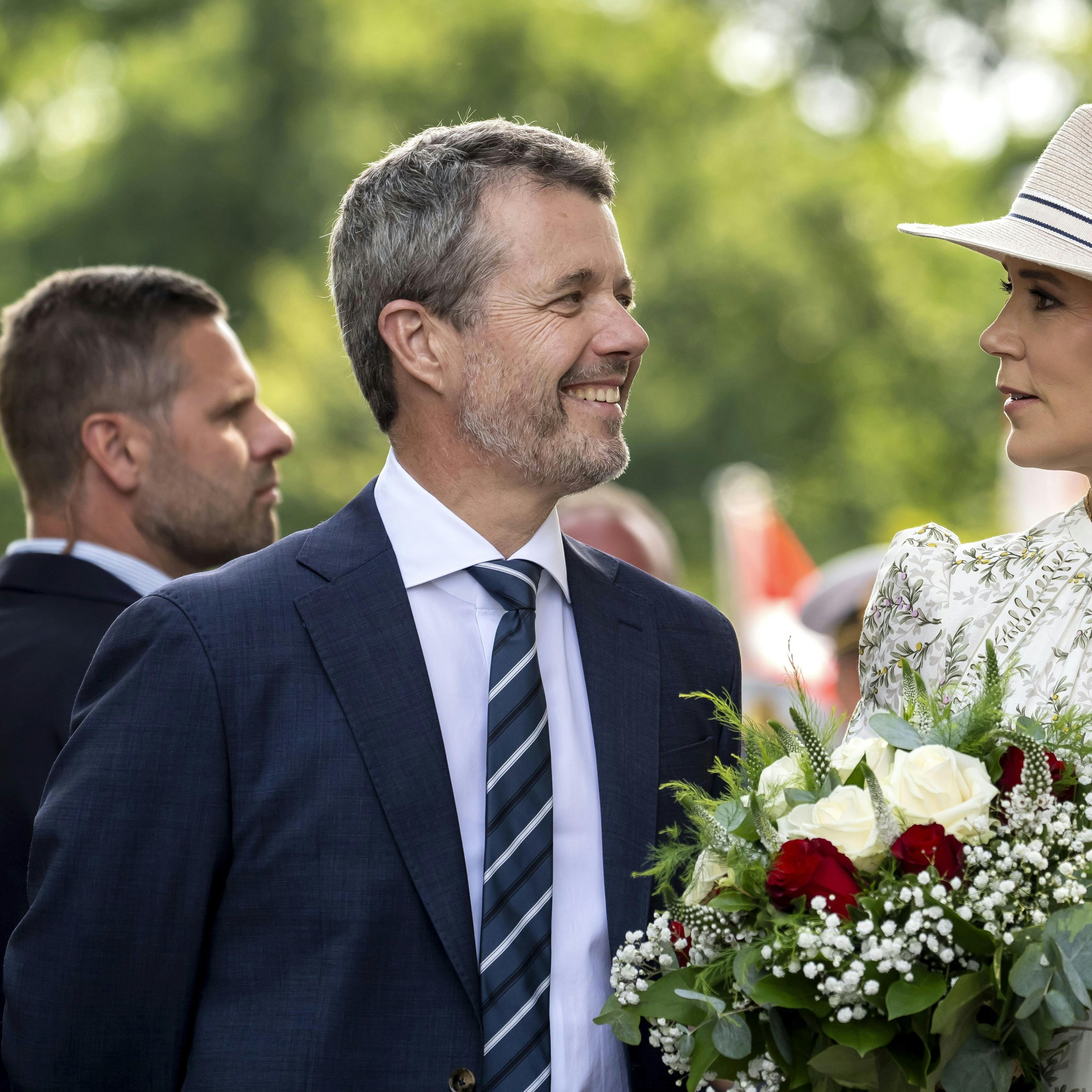 Det er ikke alle og enhver, der må vide, hvor Frederik, 57, og Mary, 53, tilbringer deres ferietid. SE og HØR har selvfølgelig spurgt kongehusets pressetjeneste, som blot oplyser, at ferien er privat. Kun at parret har været på udlandseventyr, er blevet meldt ud.