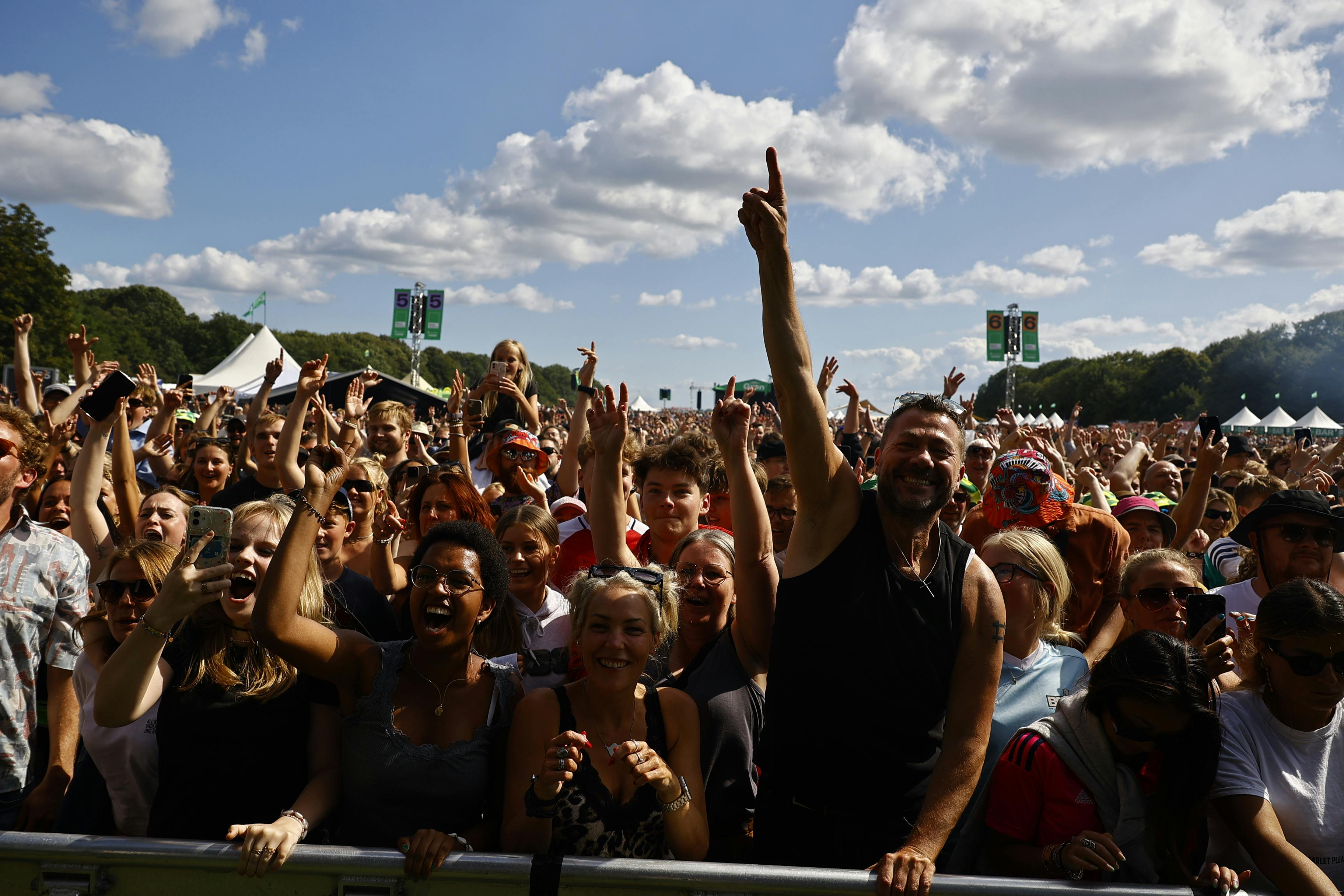 Skuffede gæster kræver deres penge tilbage efter Grøn Koncert blev aflyst torsdag i Esbjerg på grund af det voldsomme regnvejr. Men det er ikke til at få et klart svar fra arrangørerne.