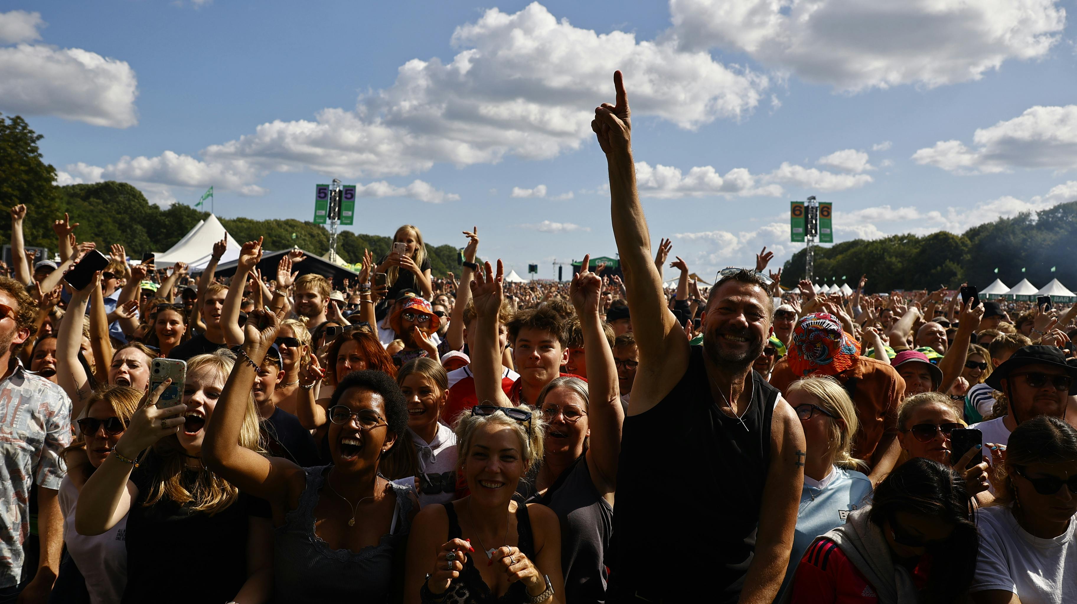 Skuffede gæster kræver deres penge tilbage efter Grøn Koncert blev aflyst torsdag i Esbjerg på grund af det voldsomme regnvejr. Men det er ikke til at få et klart svar fra arrangørerne.