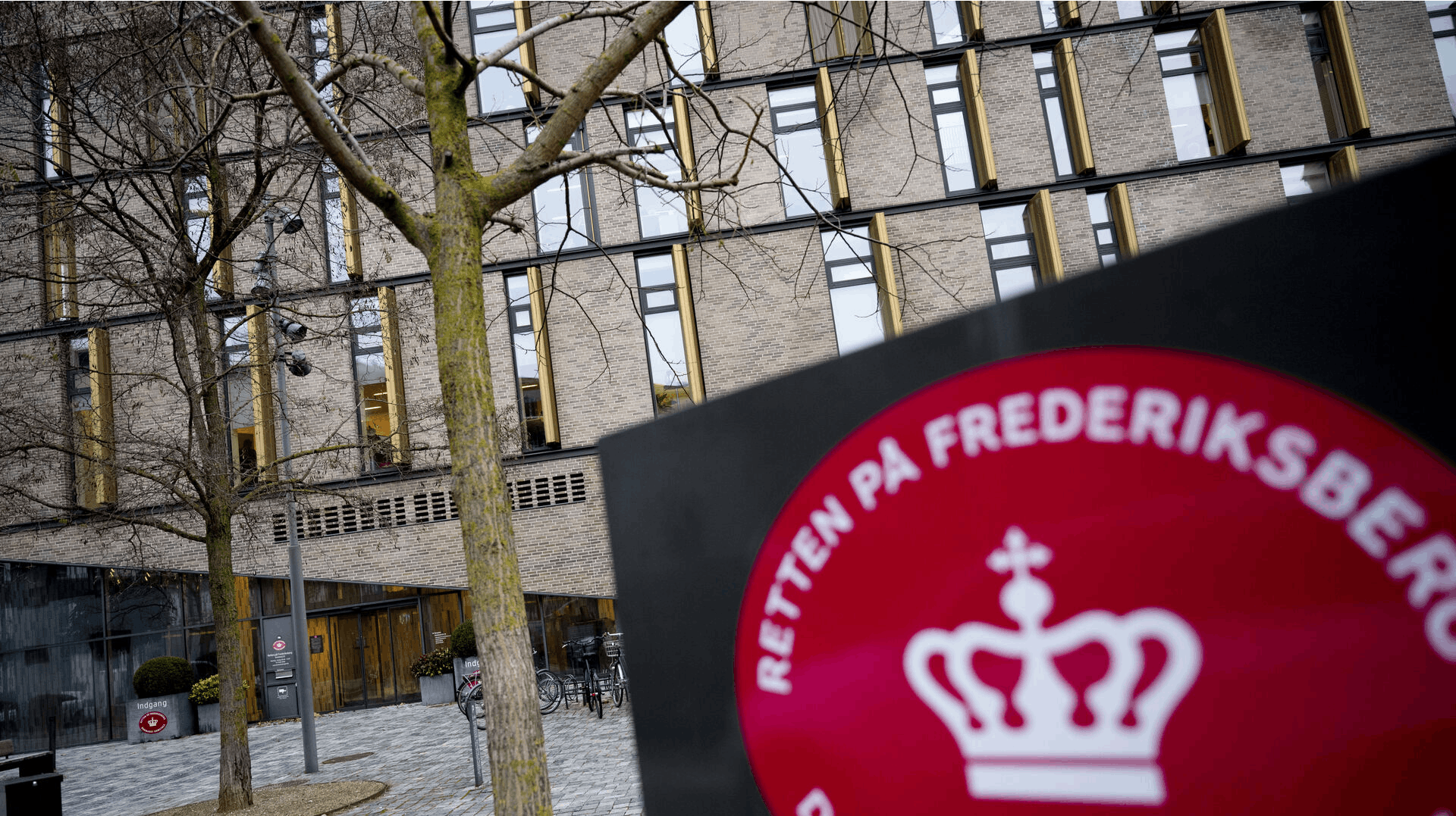 Den 43-årige skolelærer er tiltalt ved Retten på Frederiksberg.