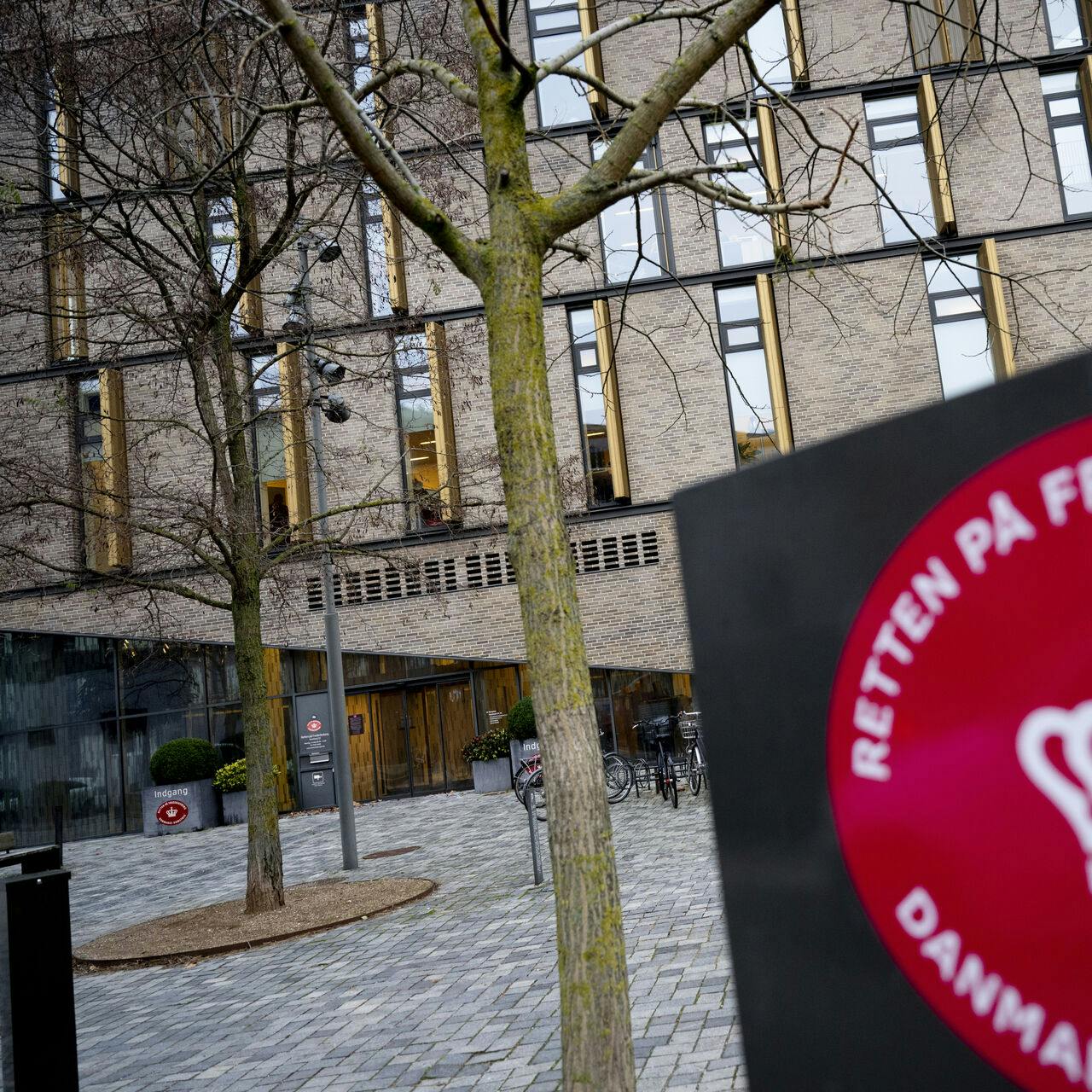 Den 43-årige skolelærer er tiltalt ved Retten på Frederiksberg.