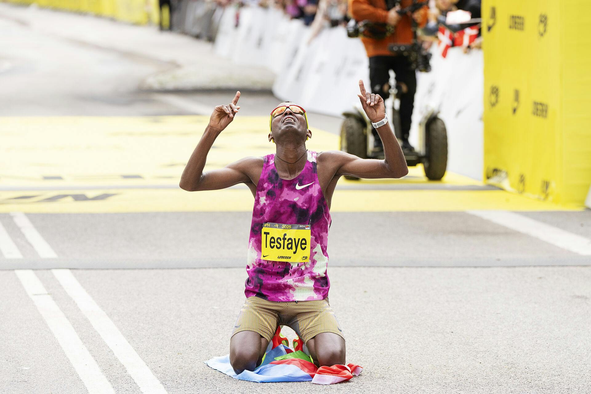 Berhane Tesfaye krydser målstregen som vinder af Copenhagen Marathon. Nu er sejren i grus efter en positiv dopingtest for epo.