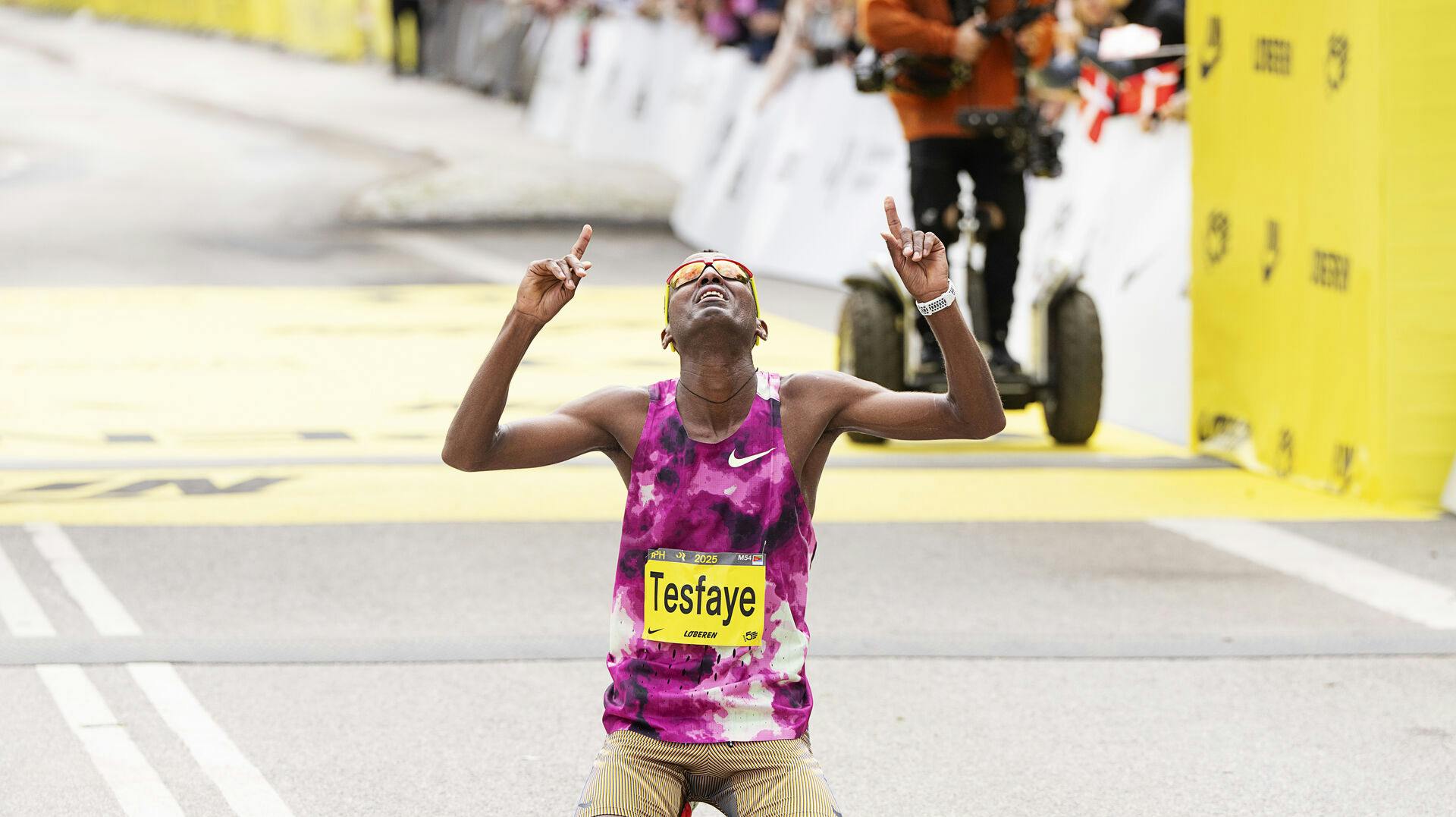 Berhane Tesfaye krydser målstregen som vinder af Copenhagen Marathon. Nu er sejren i grus efter en positiv dopingtest for epo.
