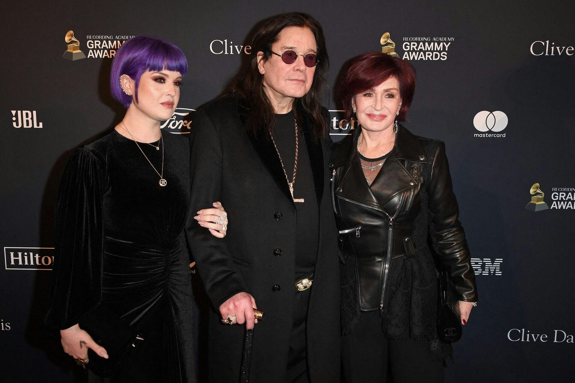 Kelly Osbourne (tv.) er i dyb sorg efter Ozzy Osbournes død.