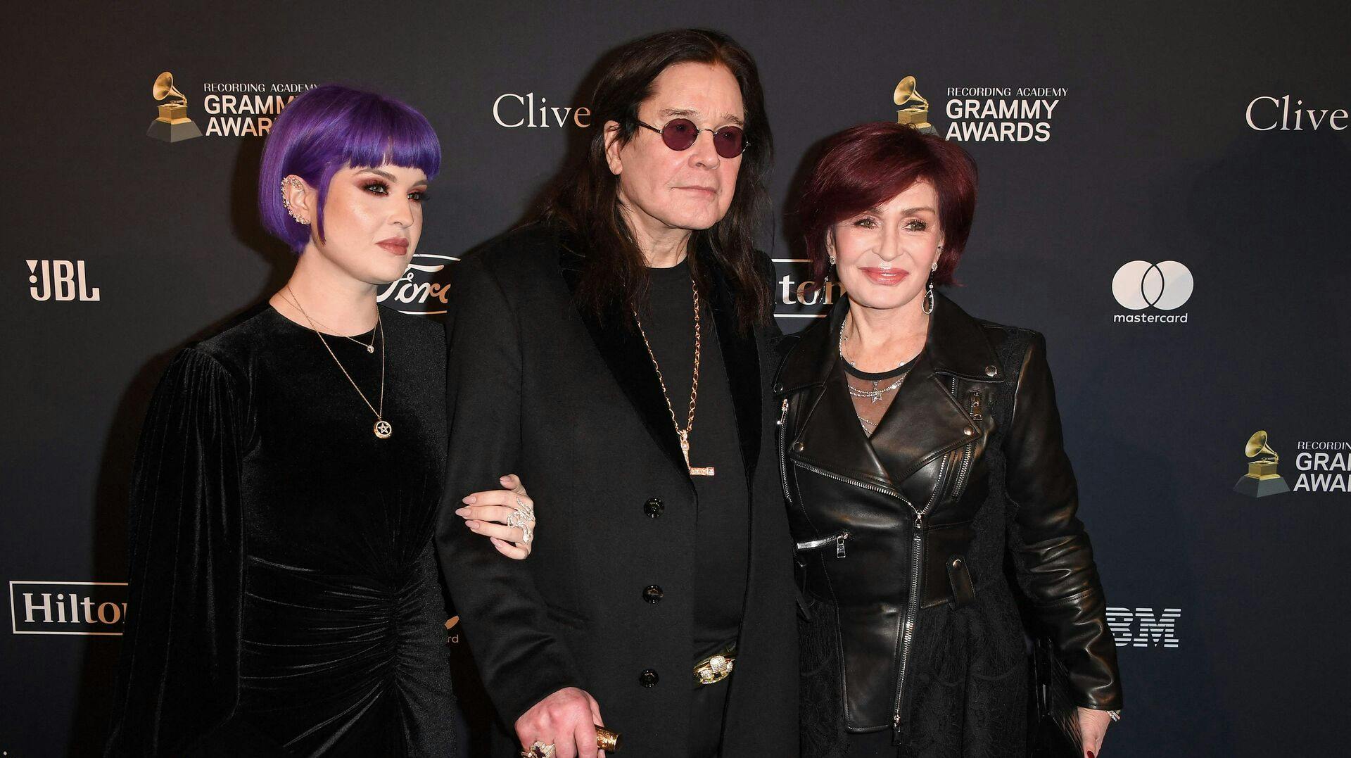Kelly Osbourne (tv.) er i dyb sorg efter Ozzy Osbournes død.