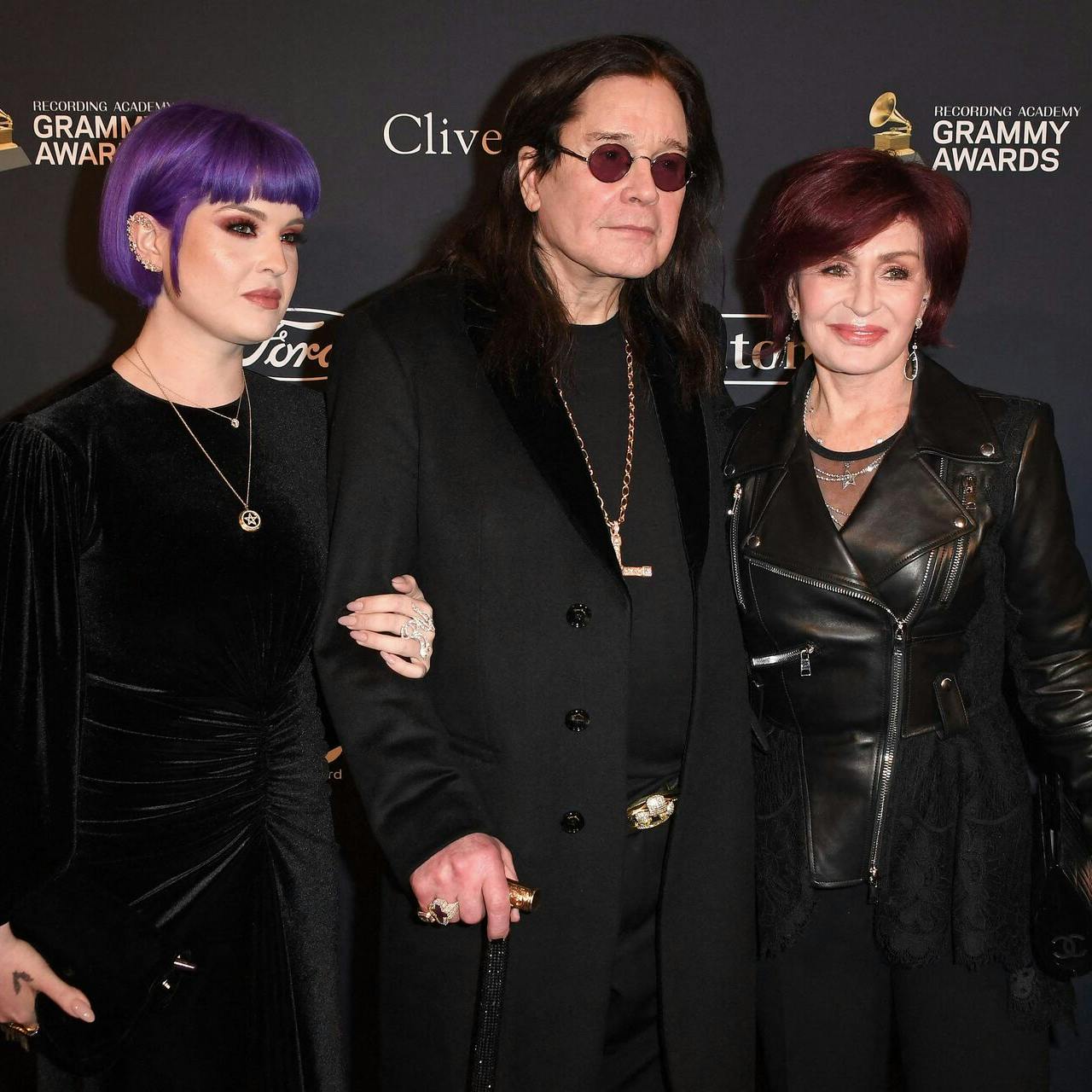 Kelly Osbourne (tv.) er i dyb sorg efter Ozzy Osbournes død.
