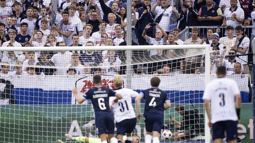Randers-keeper Jannich Storch redder straffespark fra AGF's Patrick Mortensen.