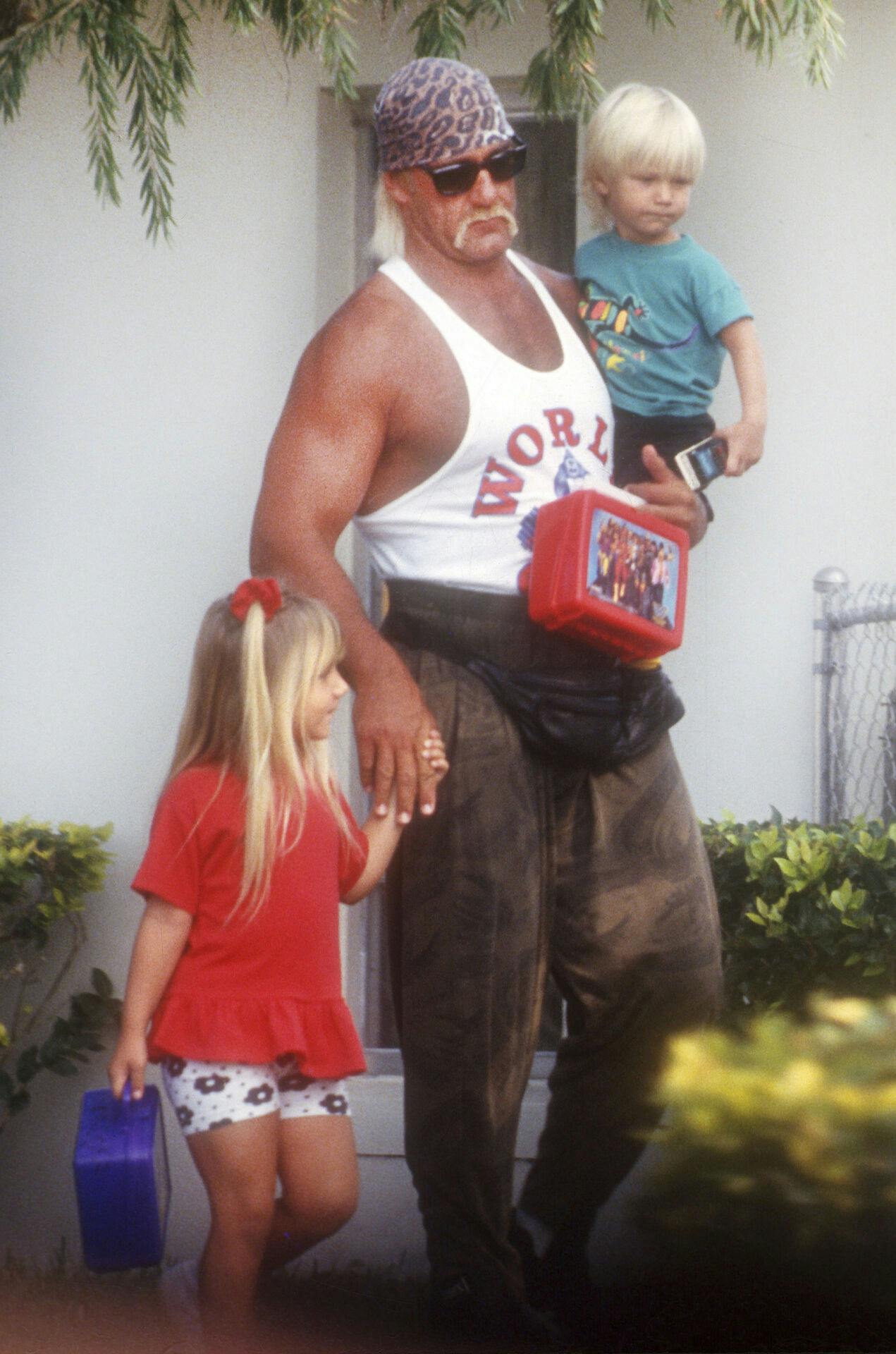Her ses Hulk Hogan i 1992 med sine børn.