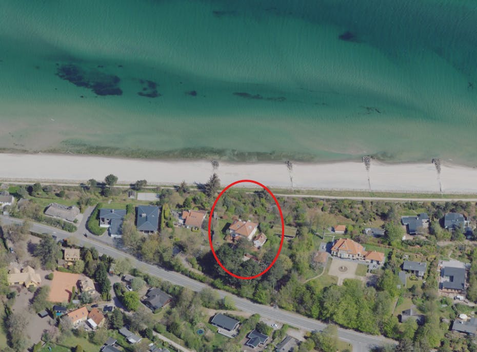 Udsigten må siges at være i top for sommerhuset, der har udsigt over Kattegat - og desuden er omgivet af en mur lavet af Per Kirkeby.