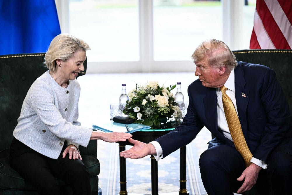 USA's præsident, Donald Trump (t.h.), tager søndag aften imod EU-Kommissionens formand, Ursula von der Leyen (t.v.), på Trumps golfresort i byen Turnberry.    