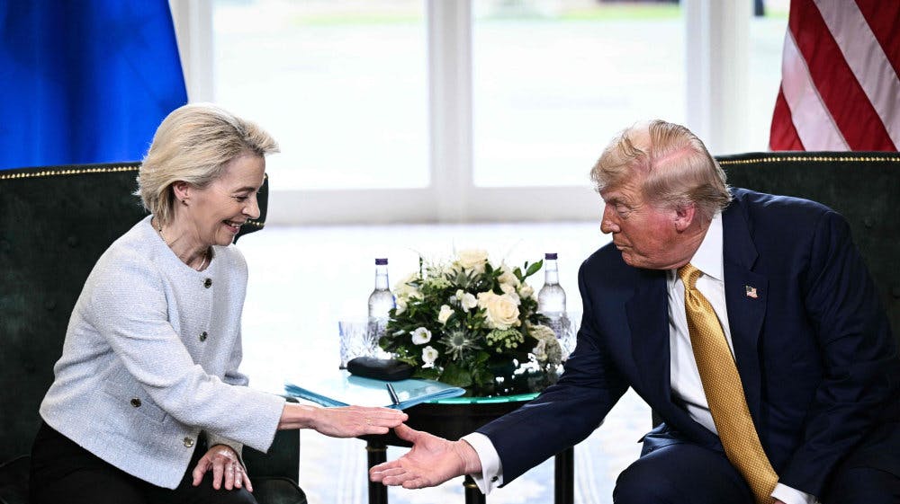 USA's præsident, Donald Trump (t.h.), tager søndag aften imod EU-Kommissionens formand, Ursula von der Leyen (t.v.), på Trumps golfresort i byen Turnberry.