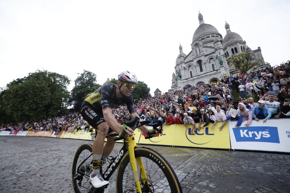 På den sidste opkørsel af Montmatre-stigningen kørte Wout van Aert fra Tadej Pogacar og resten af frontgruppen. 