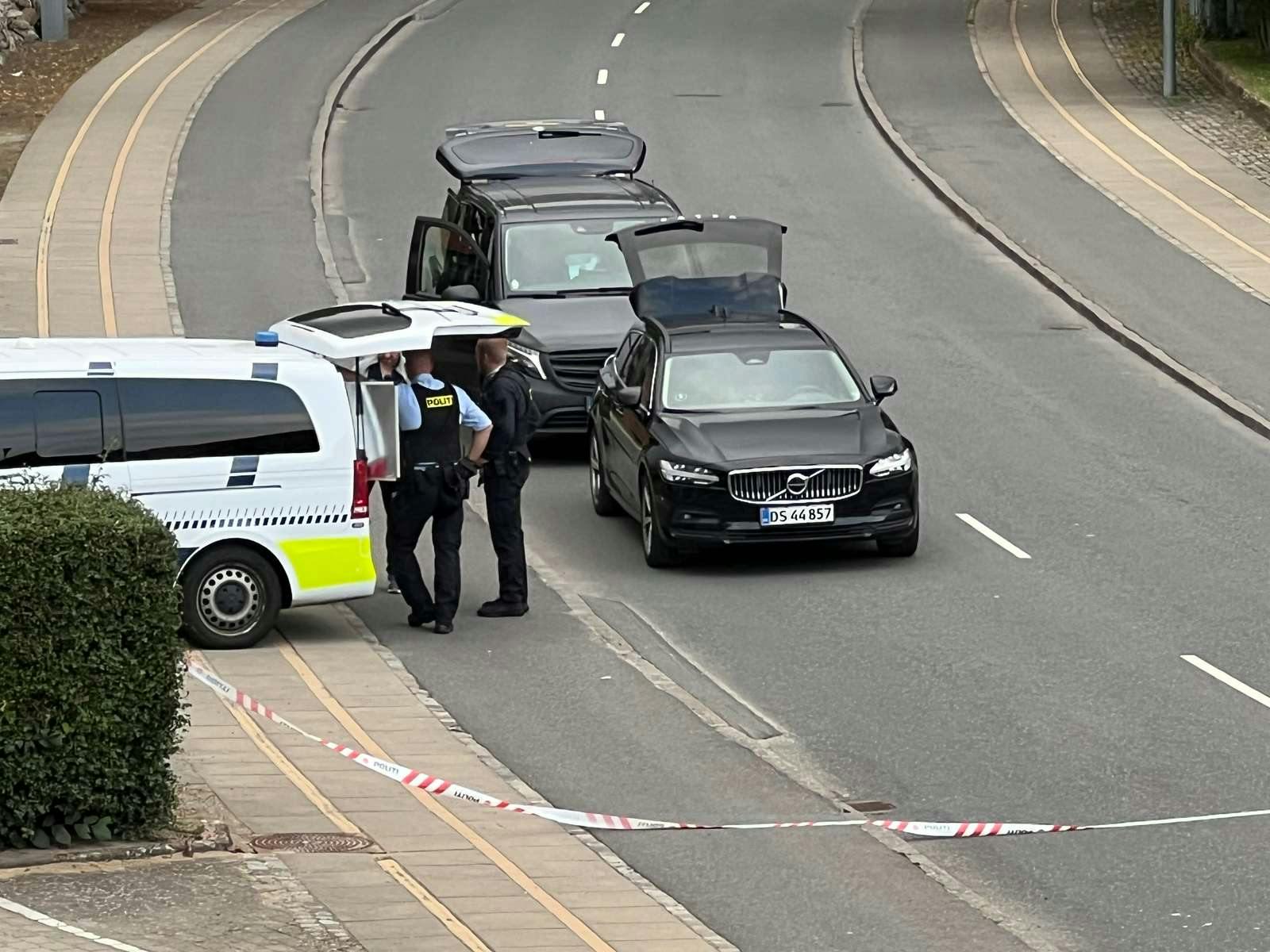 Her undersøger politiet i området, hvor manden blev stukket ned.