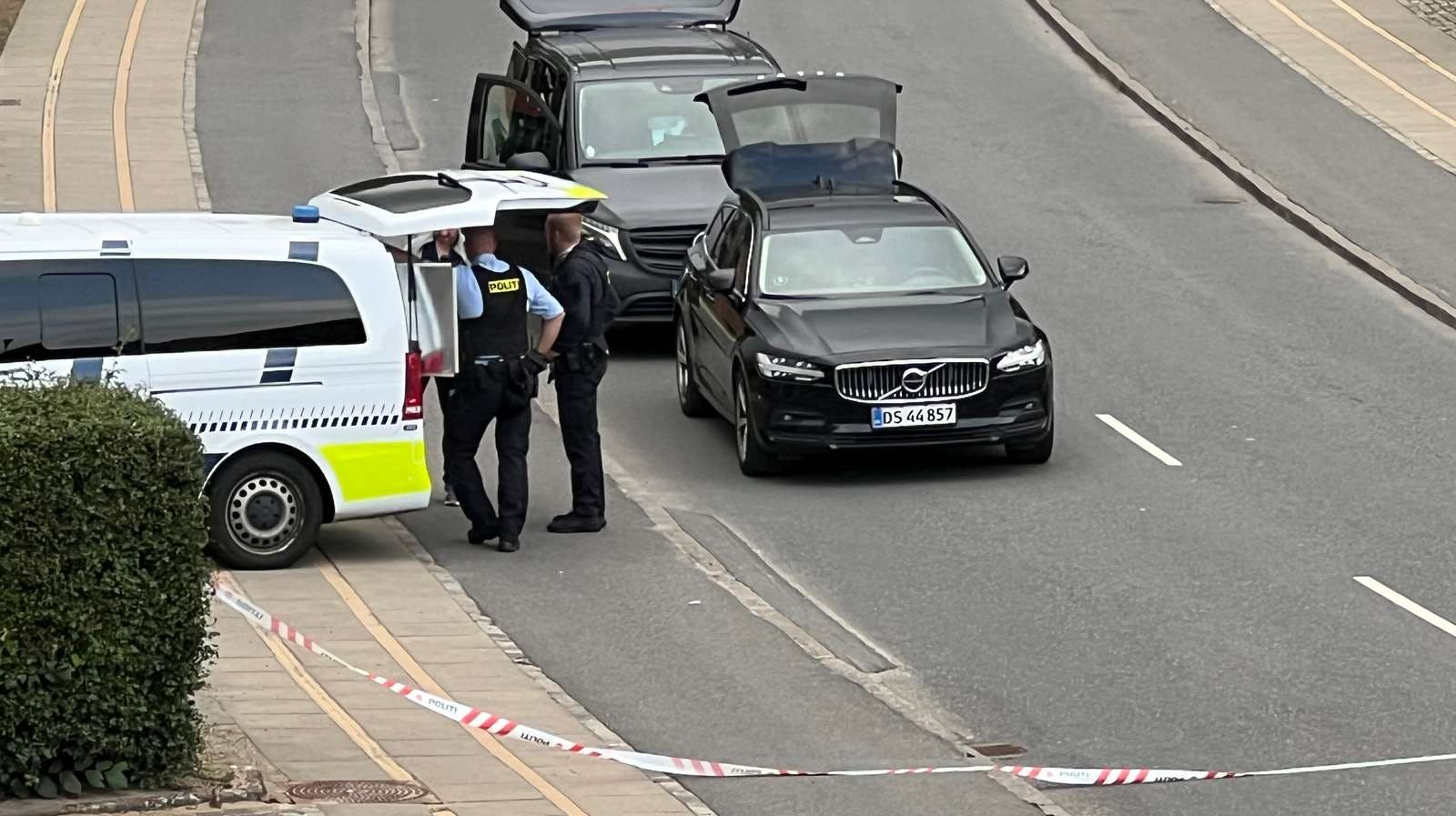Her undersøger politiet i området, hvor manden blev stukket ned.