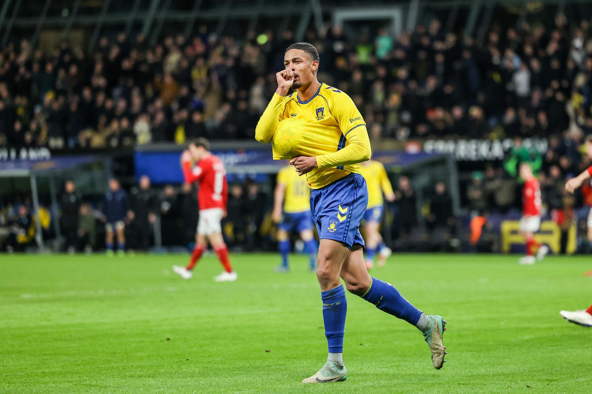 Efter et mål afslørede Frederik Alves graviditeten tilbage i marts. 