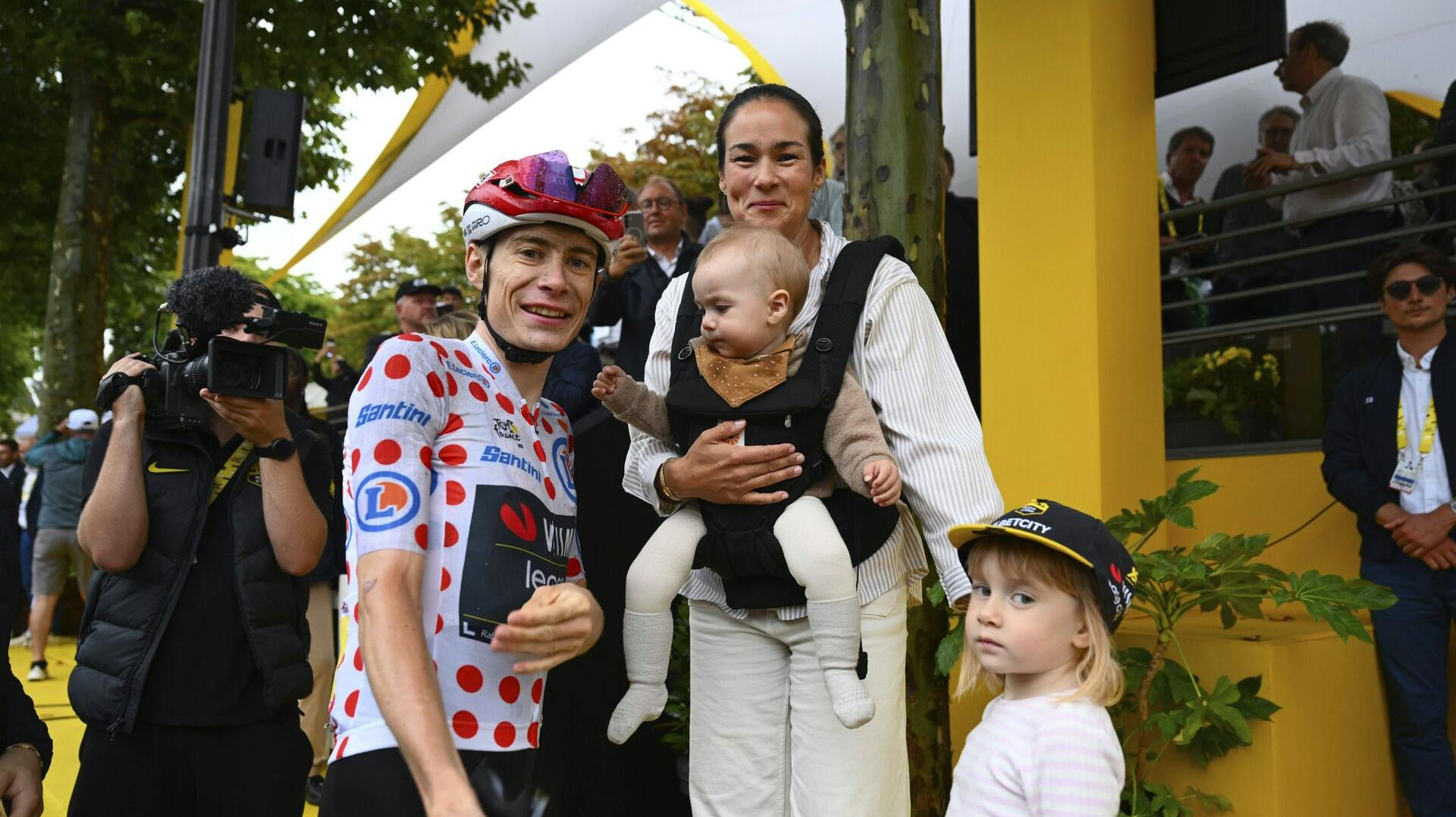 Jonas, Trine, Hugo og Frida kommer ikke til at fejre andenpladsen i Tour de France med en stor fest i Glyngøre. Det har danskeren nemlig frabedt sig.