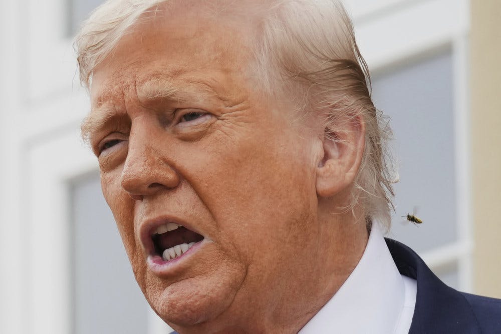 Donald Trump, USA's præsident, er mandag i Skotland. Tilbage i USA har hans advokater bedt en domstol i Florida om at få rigmanden Rupert Murdoch til hurtigt at afgive vidneforklaring i den sag, som Trump har anlagt mod ham. 