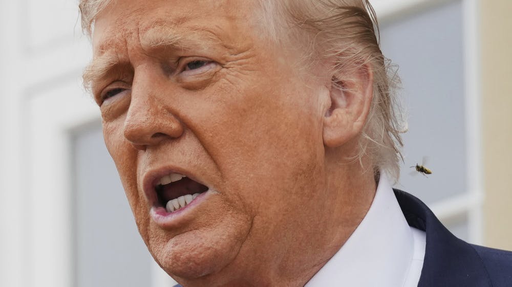Donald Trump, USA's præsident, er mandag i Skotland. Tilbage i USA har hans advokater bedt en domstol i Florida om at få rigmanden Rupert Murdoch til hurtigt at afgive vidneforklaring i den sag, som Trump har anlagt mod ham.