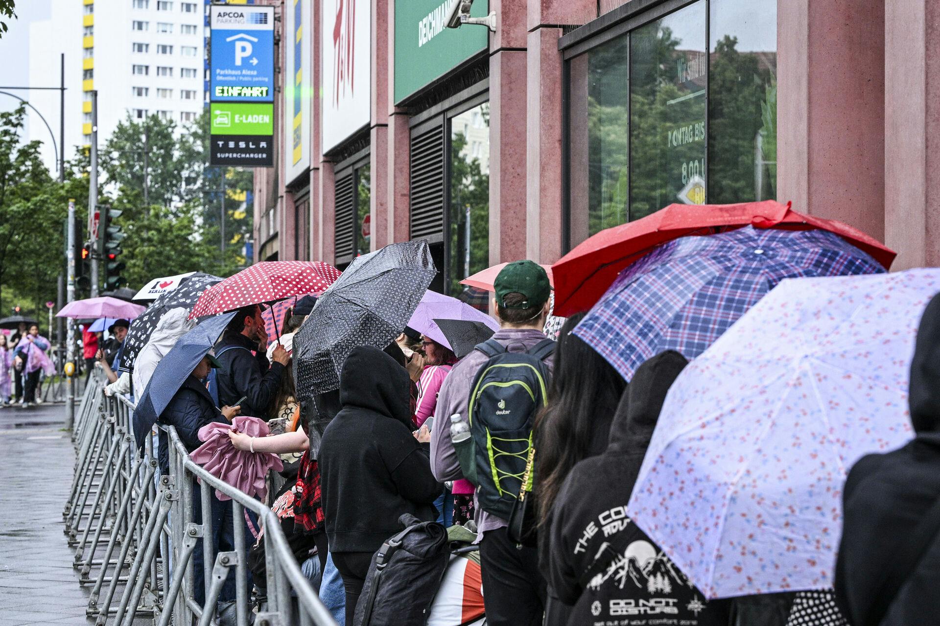 Folk venter ved Alexa shoppingcenter på åbningen af Tysklands første Labubu-butik.