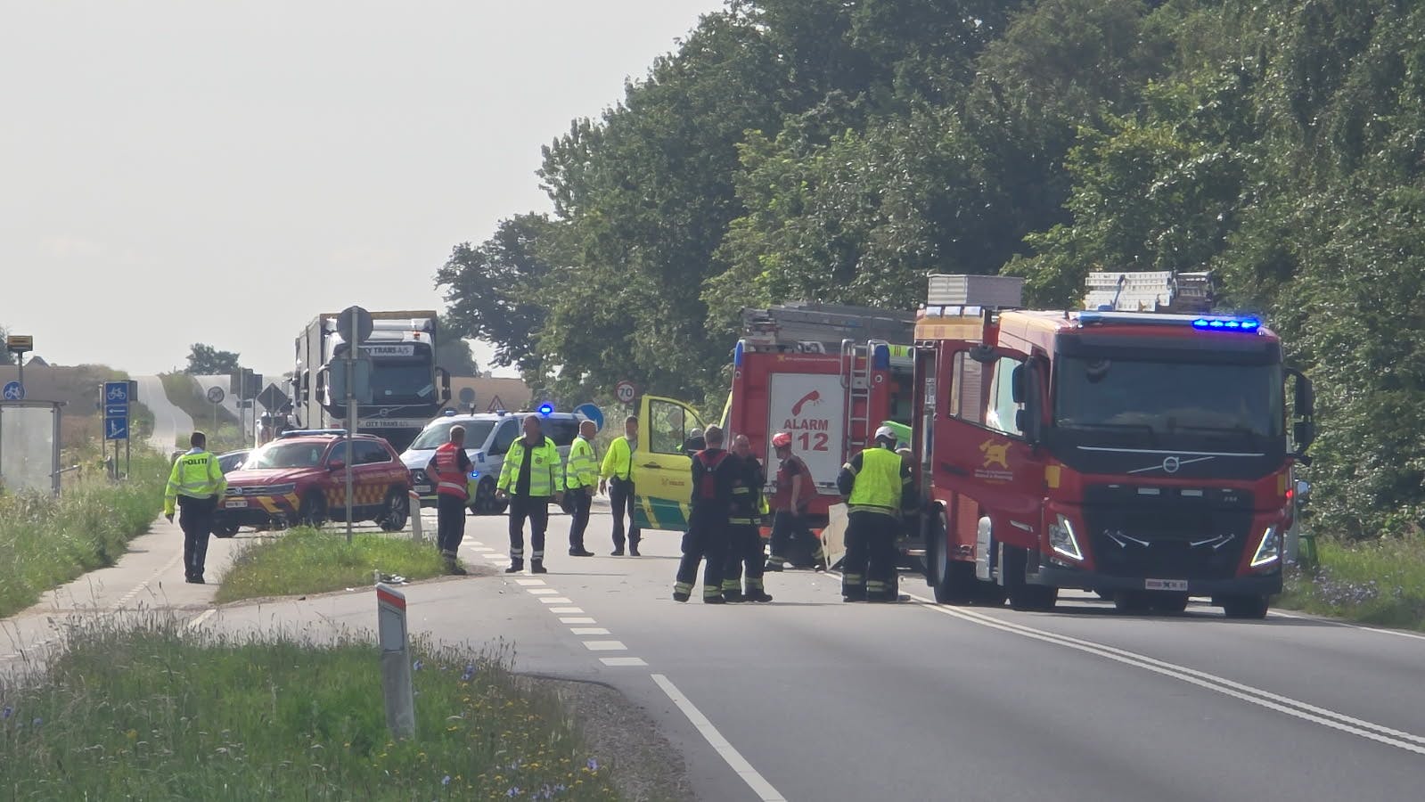 Redningsmandskab arbejder lige nu på stedet, hvor der er helt spærret for trafik.