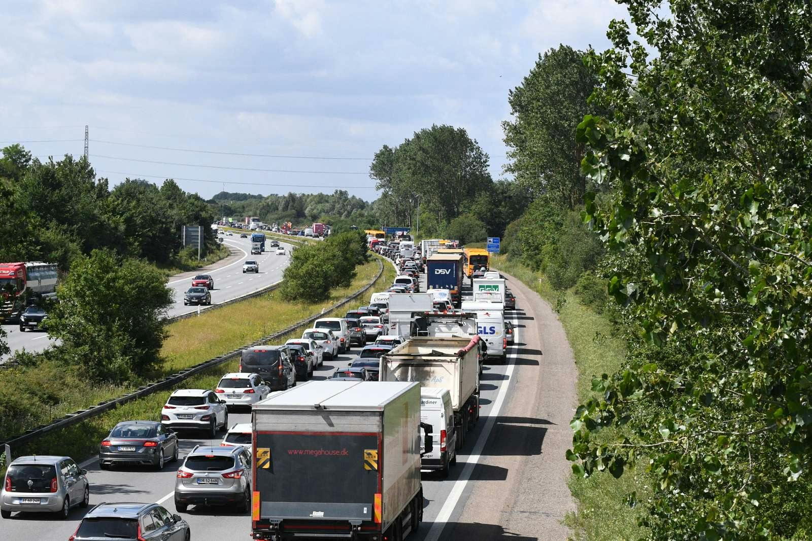 Der er voksende kø på motorvejen ved Høje Taastrup.