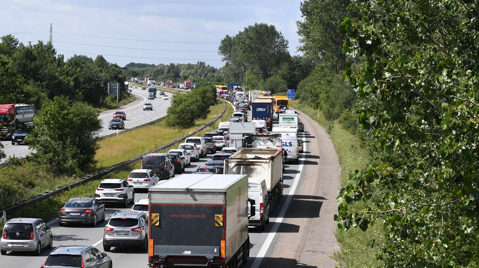 Der er voksende kø på motorvejen ved Høje Taastrup.