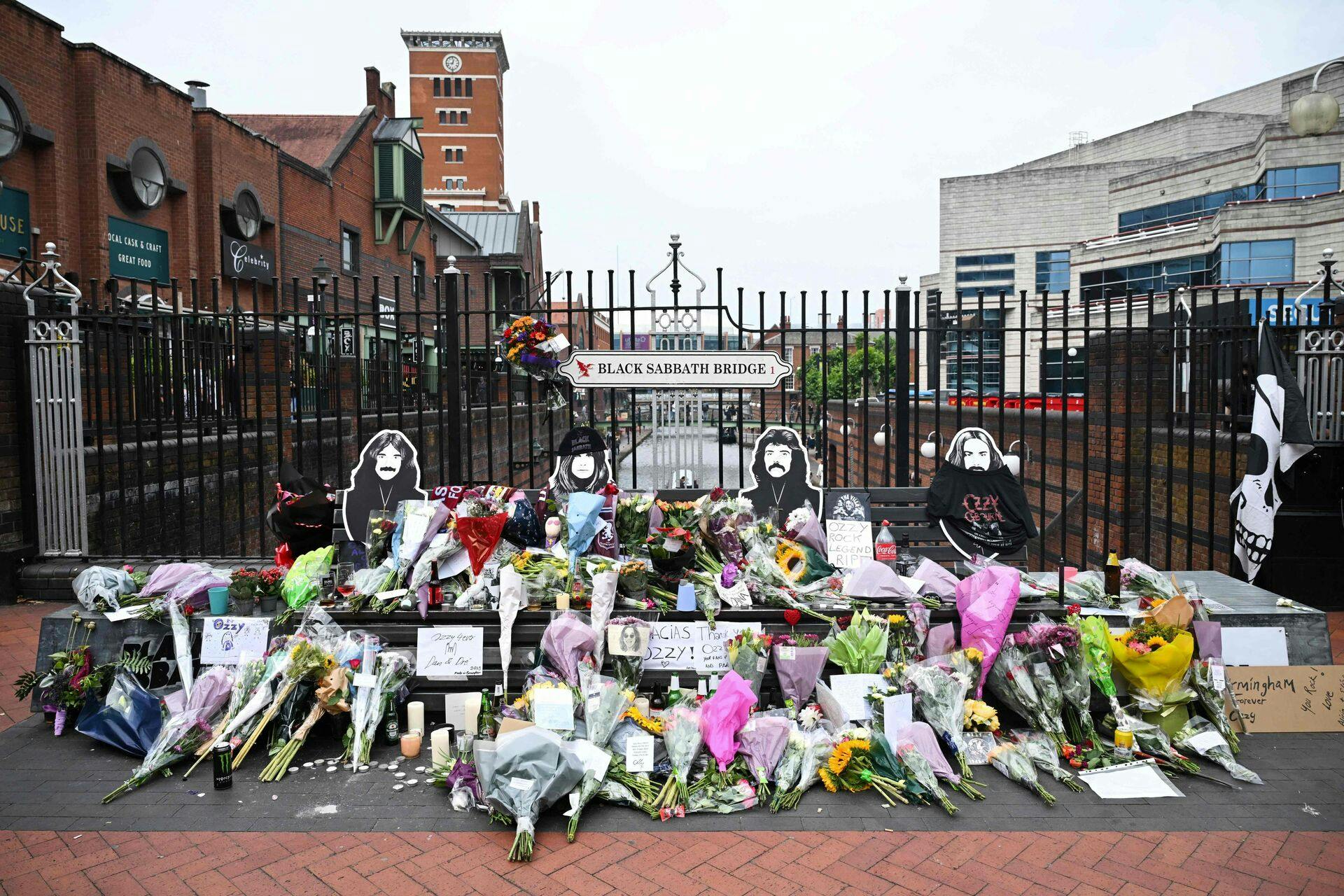 Rockikonets død har fået stor opmærksom i hjembyen Birmingham, England. Her har fans efterladt blomster til ære for Ozzy Osbourne.