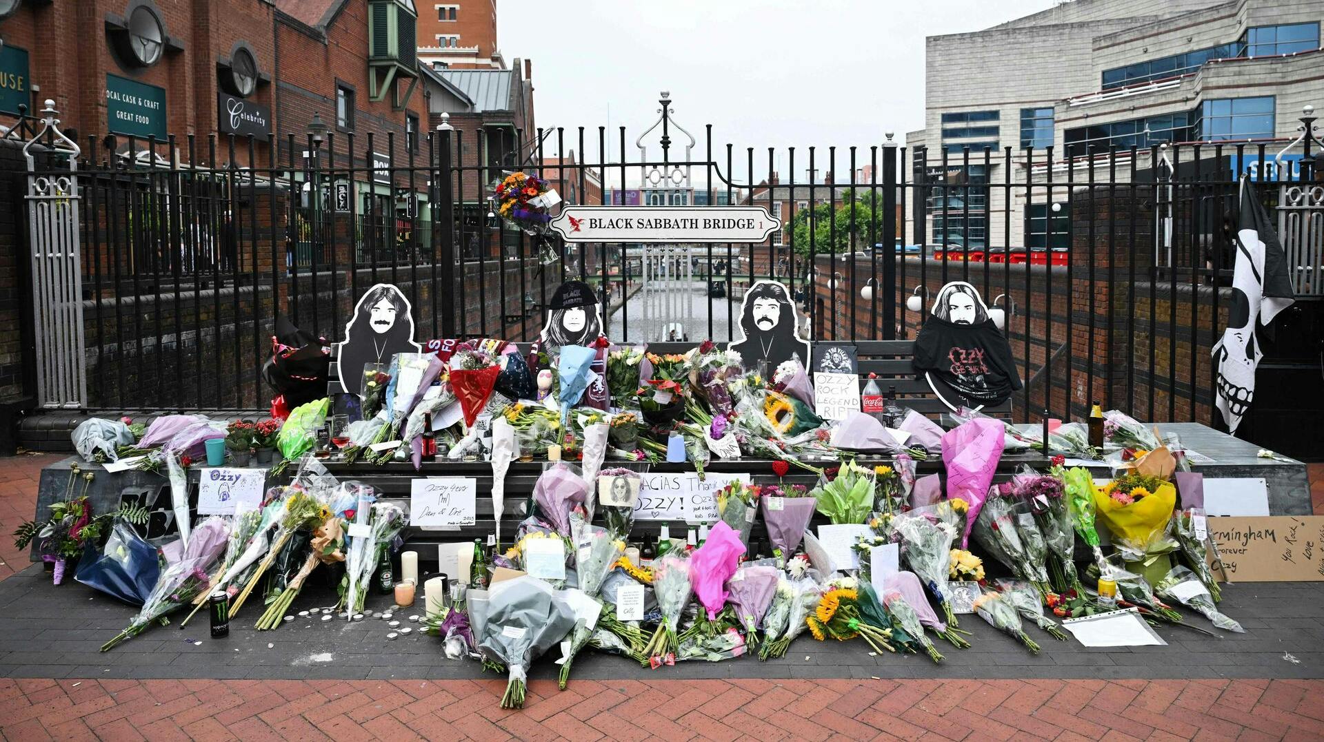 Rockikonets død har fået stor opmærksom i hjembyen Birmingham, England. Her har fans efterladt blomster til ære for Ozzy Osbourne.